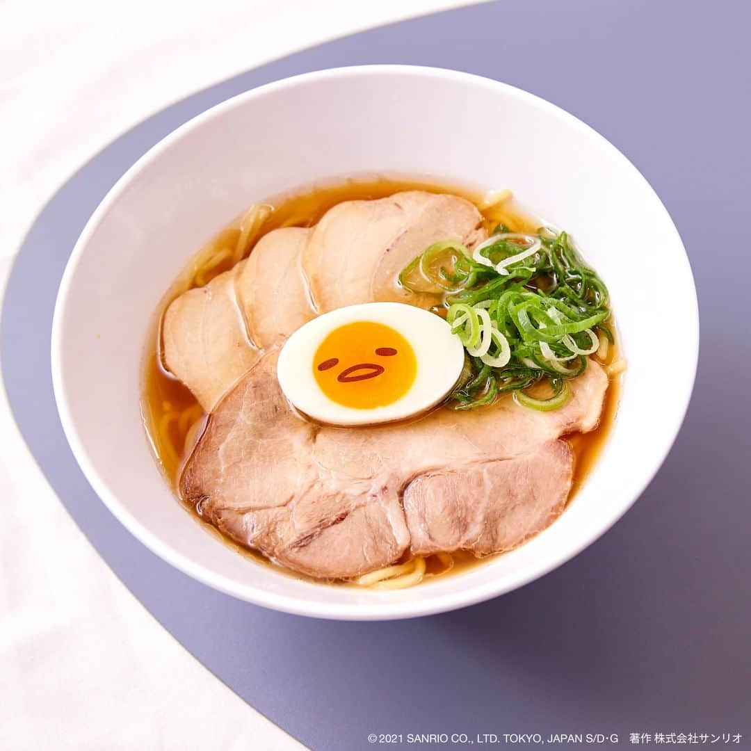 Sanrio Purolandさんのインスタグラム写真 - (Sanrio PurolandInstagram)「୨୧ ぐでたまのダブルチャーシュー麺🍜 ピューロランドで大人気のお食事メニューです💛 - なんと！豚肩ロースの肉厚チャーシューと、豚バラチャーシューのダブルのせ！ 満腹間違いなし！ - #サンリオピューロランド #sanriopuroland #ピューロジェニック #ぐでたま #ラーメン #思い出グラム #テーマパーク #かわいいものが好き #ゆめかわ #ゆめかわいい #ファンシー #ピューロランド #ピューロ #サンリオ」9月24日 12時00分 - purolandjp