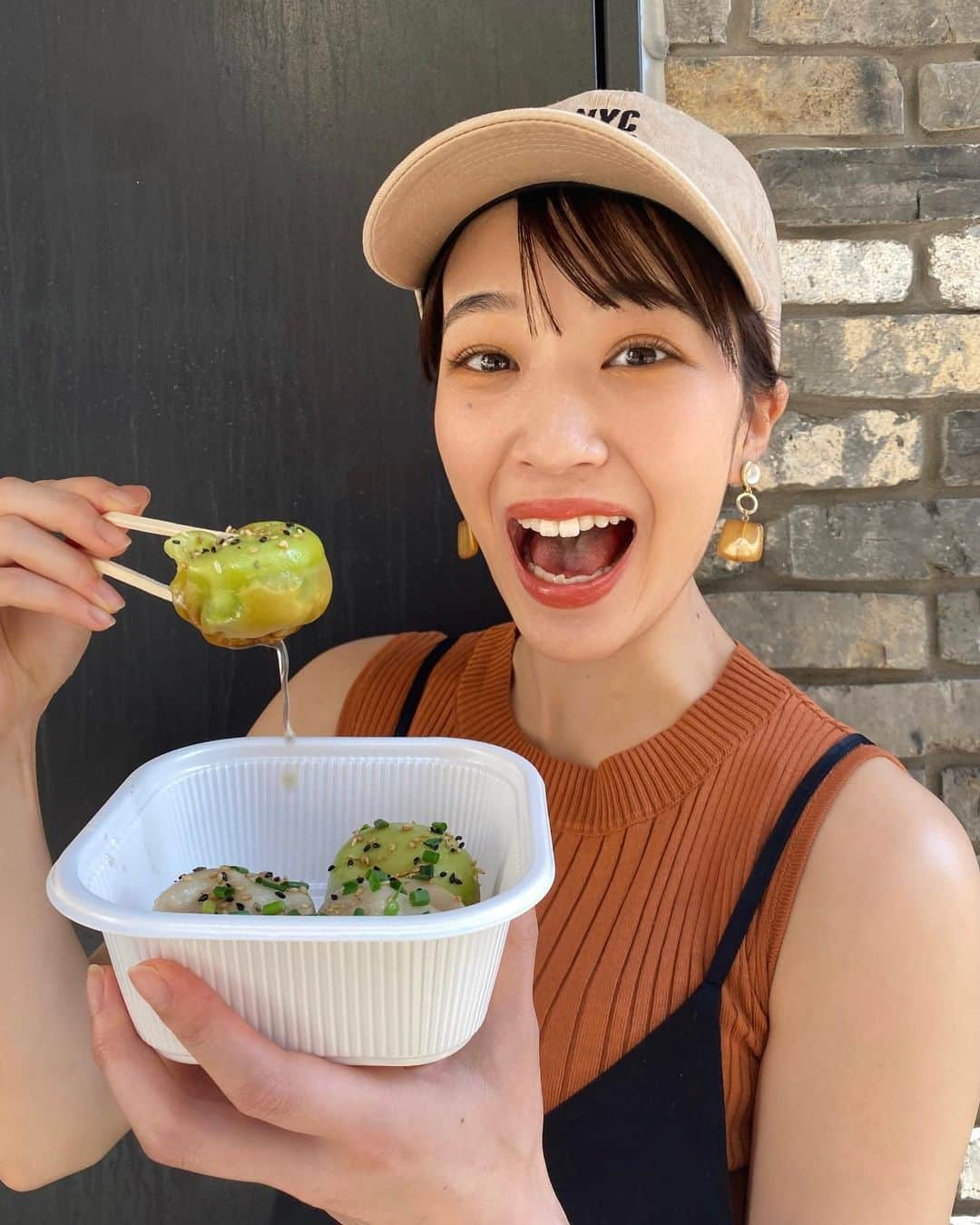 尾台彩香のインスタグラム：「. . すごい瞬間の写真🤣🤣 ここの小籠包はあっつあつの肉汁がぶしゃって出るんだよね！！  有名な鵬天閣の焼き小籠包🥟 海鮮と豚肉のセット🥢 下の生地がサクサクで美味しいんだ〜💗 . #鵬天閣 #小籠包 #焼き小籠包 #中華街 #中華 #さやかの食べログ #カフェ巡り  #横浜中華街食べ歩き #横浜中華街 #横浜グルメ #横浜カフェ #サロモ #ポートレート #モデル #ショートヘア  #ファッション #オシャレ #メイク #撮影 #tokyo #hair #model #shooting #makeup #short #fashion #girls #instagood #photography #尾台彩香」