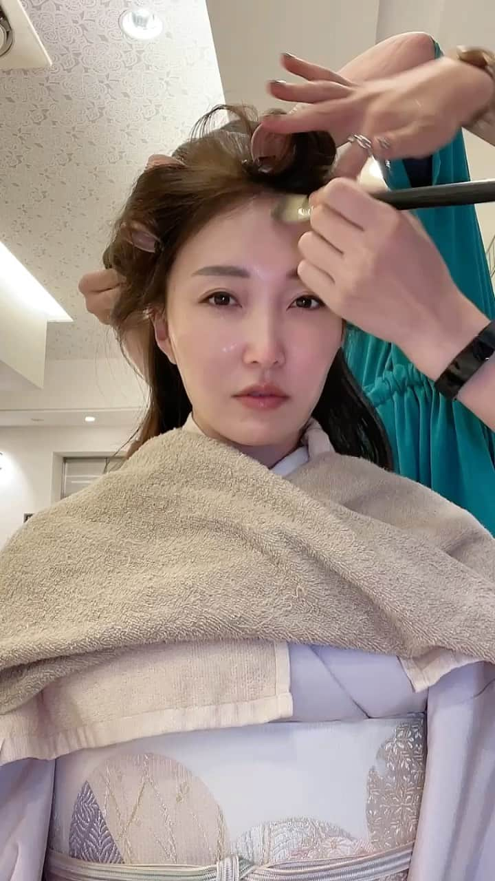 白石明日香のインスタグラム：「秋の着物ヘアメイク💄 すっぴんから下地→メイク、そして和髪完成へ👘 ヘアメイクはブランシュ銀座でしたよ😊 @blanche_ginza   #ブレア #ブレア銀座 #blair #クラブ #明日香vlog #vlog #blairdeux #銀座ブレア #銀座クラブ #ヘアメイク #メイク動画 #beforeafter #すっぴんから完成まで」