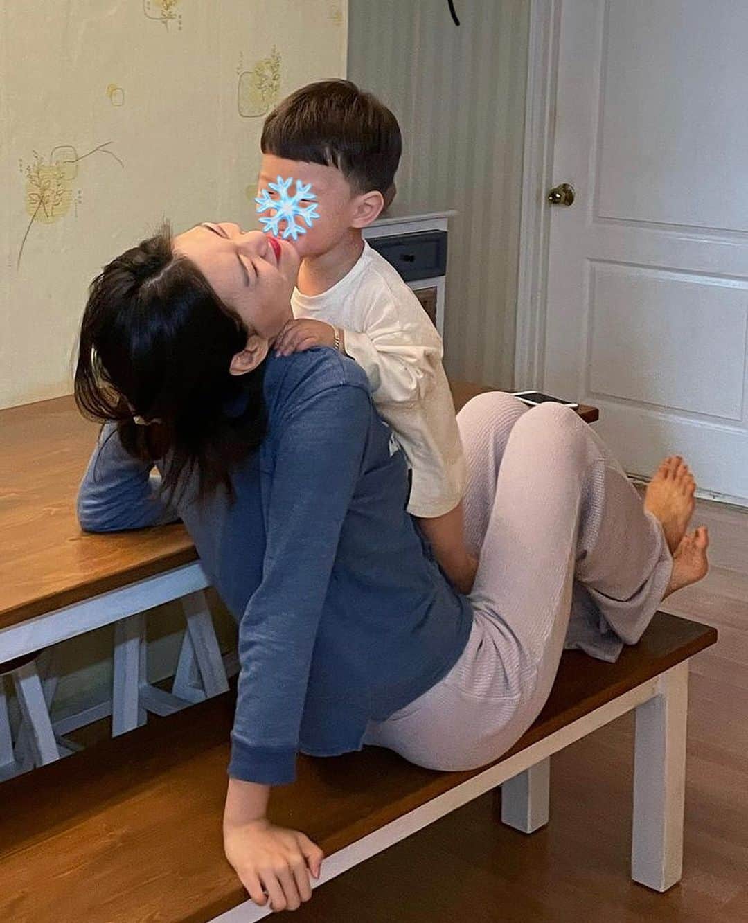 キム・ドヨンのインスタグラム：「Doyeon & her nephew🥰 © Doyeon sister Instagram」