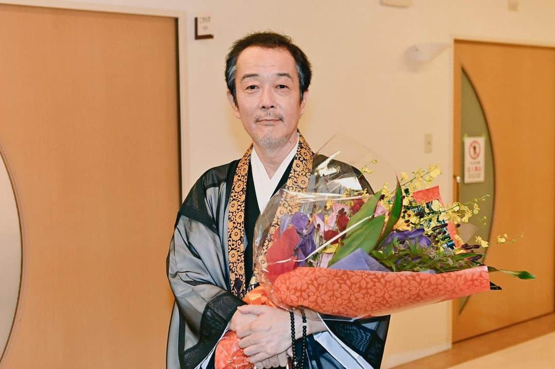 漂着者さんのインスタグラム写真 - (漂着者Instagram)「. 💐クランクアップシリーズ💐  雲行寺 住職・深見龍之介 #リリー・フランキー さんアップ写真！  お疲れ様でした❗️  穏やかそうで、怪しそうで、、、 住職は本当はどんな人物なのか… 気になるところです。  #漂着者 #最終回 #お楽しみに #今夜11時15分 #クランクアップシリーズ」9月24日 13時41分 - hyochakusha2021