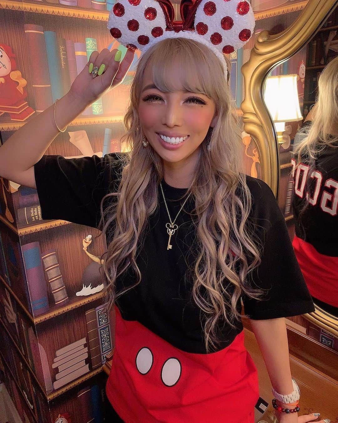 霜月るなのインスタグラム：「ディズニー行った時のん♥️ カチューシャ逆向きの写真もある🤣恥ずかしい🤣 ディズニーランドホテルの 美女と野獣ルーム素敵すぎた🦄💕 昔からディズニー大好きやけど これからもずっと大好き♥️♥️ #ディズニーランド #ディズニーランドホテル  #美女と野獣  #ミッキーコーデ #gcds」