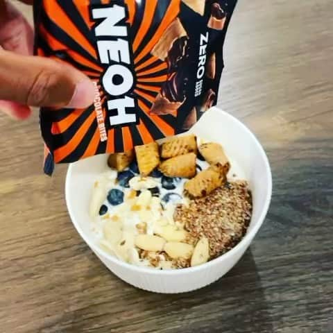 ヨナタン・ターのインスタグラム：「Fueling my day 🥣🔥 with @neoh newest Snack. In my opinion the perfect topping to start your day right! #dasneuenaschen #zerosugaradded #neoh  _____  𝘐𝘯 𝘰𝘳𝘥𝘦𝘳 𝘵𝘰 𝘱𝘳𝘰𝘮𝘰𝘵𝘦 𝘢𝘯𝘥 𝘦𝘮𝘱𝘩𝘢𝘴𝘪𝘻𝘦 𝘷𝘢𝘭𝘶𝘦𝘴 𝘴𝘶𝘤𝘩 𝘢𝘴 𝘮𝘶𝘵𝘶𝘢𝘭 𝘳𝘦𝘴𝘱𝘦𝘤𝘵 𝘢𝘯𝘥 𝘱𝘰𝘴𝘪𝘵𝘪𝘷𝘪𝘵𝘺, 𝘐 𝘸𝘪𝘭𝘭 𝘪𝘳𝘳𝘦𝘷𝘰𝘤𝘢𝘣𝘭𝘺 𝘥𝘦𝘭𝘦𝘵𝘦 𝘢𝘯𝘥 𝘣𝘢𝘯 𝘢𝘯𝘺 𝘩𝘢𝘵𝘦 𝘤𝘰𝘮𝘮𝘦𝘯𝘵𝘴 𝘱𝘰𝘴𝘵𝘦𝘥 𝘸𝘪𝘵𝘩𝘪𝘯 𝘮𝘺 𝘤𝘰𝘮𝘮𝘶𝘯𝘪𝘵𝘺 𝘢𝘯𝘥 𝘳𝘦𝘴𝘦𝘳𝘷𝘦 𝘵𝘩𝘦 𝘳𝘪𝘨𝘩𝘵 𝘵𝘰 𝘳𝘦𝘱𝘰𝘳𝘵 𝘵𝘩𝘦 𝘢𝘶𝘵𝘩𝘰𝘳.」