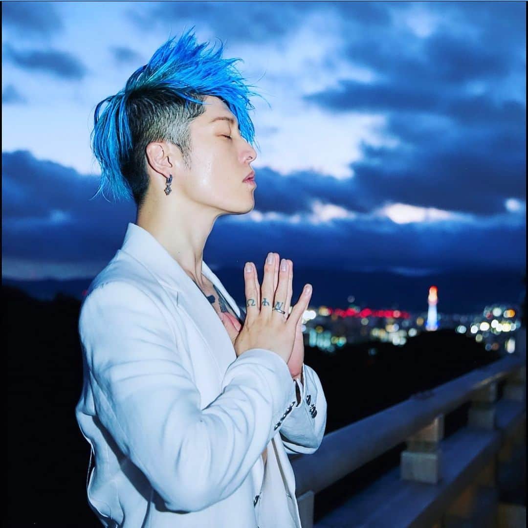 のインスタグラム：「Singing and praying,  Both deliver a message and intention through vibration which we can’t see with our eyes but can certainly feel.   歌うこと、祈ること  どちらも 目に見えない波動にのせて　 願いや想いを届けます  届け！！！！  🙏🏻  Sep 26th. 8PM (JST)  #MiyaviInKiyomizu」