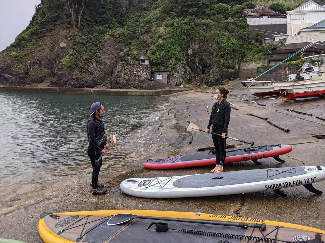 田中理恵さんのインスタグラム写真 - (田中理恵Instagram)「和歌山県のオンライン移住フェアに出演します！ 実際に和歌山に移住された方と楽しくおしゃべりしたり、ご当地グルメを食べたり、SUPにも初挑戦してきたので、ぜひご覧いただきたいです！ 明日、9月25日（土）に配信予定ですので、和歌山県の移住ポータルサイト「わかやまLIFE」でぜひチェックしてみてくださいね～！ 和歌山ならではの豪華プレゼントもあるみたいですよ～😆🤎🤎 @nagomigurashi.wakayama  #和歌山 #移住 #わかやまLIFE #田舎暮らし #グルメ #しらす #タチウオ #ジビエ #台湾カステラ #海 #SUP #釣り #キャンプ #秘境 #YABITSUVILLAGE #地域おこし協力隊」9月24日 14時49分 - riiiiiie611