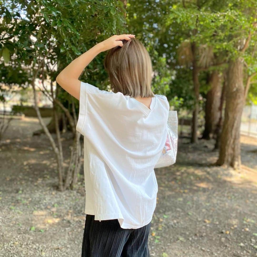 岡部玲子のインスタグラム：「Photo by 小5📷  暑い…💦  本日はビーサン🩴日和☀️  光を含んだ時の髪の色がお気に入り☺️  さー、そろそろ🏇の資料作り開始✏️  当てる感覚を完全に忘れている今日この頃😭 今週はなんとかしたい😭  #岡部玲子 #タレント　#レポーター　#競馬キャスター　#ファッション　#秋ファッション　#夏ファッション　#autumn #summer #japan #haircolor #happy #fashion」