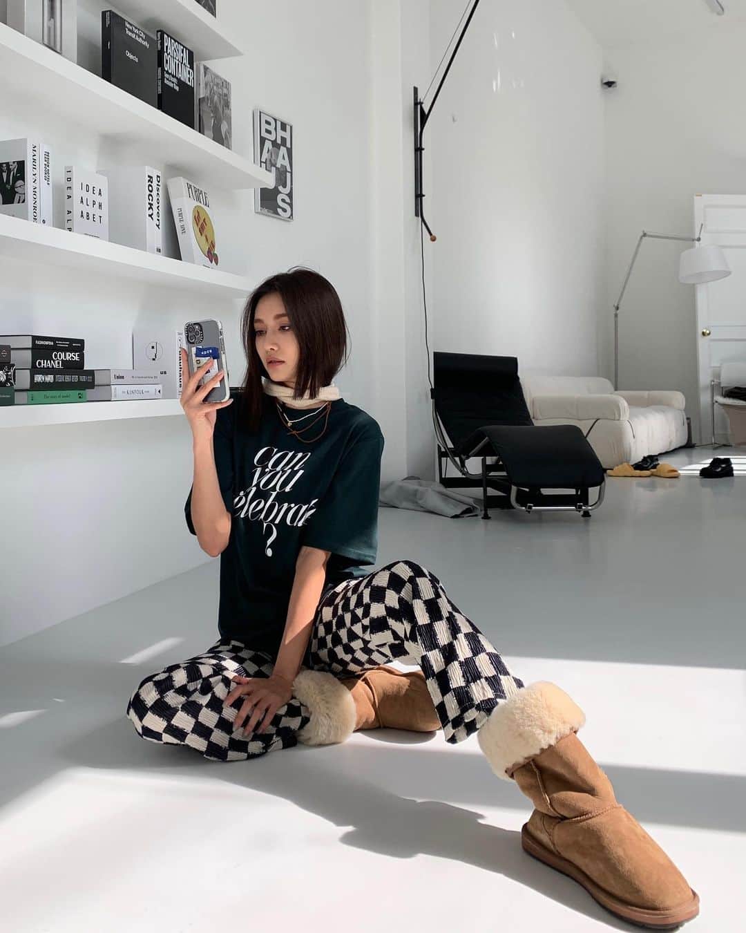 パク・ソラのインスタグラム：「주말인데 안신나는 이유는🥲 #심심」