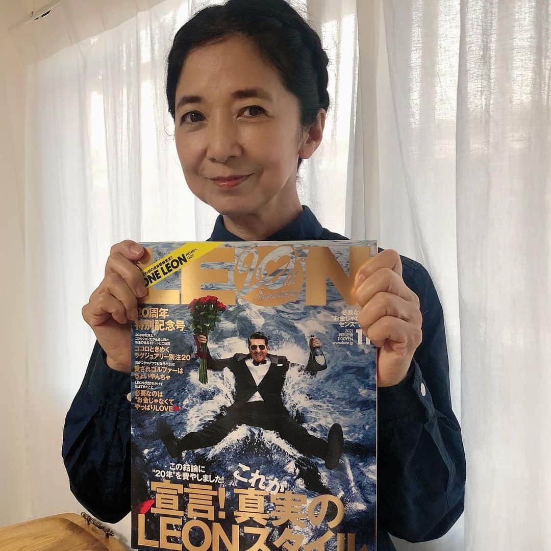 宮崎美子さんのインスタグラム写真 - (宮崎美子Instagram)「皆さん、こんにちは。  本日発売の『LEON』11月号創刊20周年特別号ということで、特別企画に私も出演しております。ジローラモさんともお久しぶりにお会いし、楽しく撮影しました。そして、さすがのエスコートでしたよ。   さらに、 9/27（月）〜10/3（日）の間、東京メトロ表参道駅構内にて、LEON創刊20周年を記念したプロジェクト「必要なのは“お金じゃなくてやっぱりLOVE❤”」のスペシャルビジュアルが掲出されます。  この冊子に出ているカットとは、違うものが掲出されますので、お近くをお通りの際は是非、チェックしてくださいね❣️  #leon_magazine ♯LOVELEON ♯LEON20周年」9月24日 15時33分 - miyazakiyoshiko.official