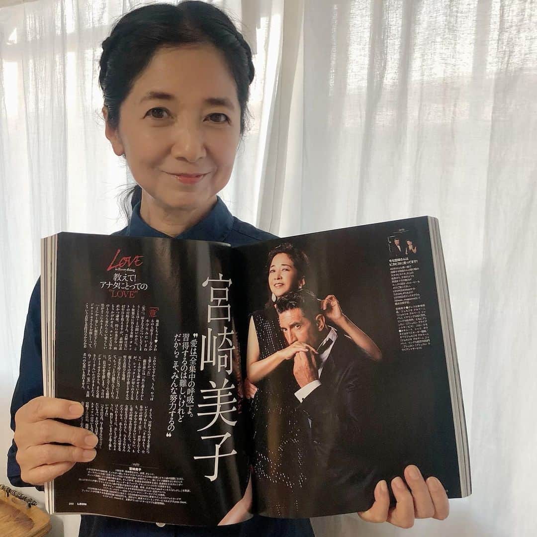 宮崎美子さんのインスタグラム写真 - (宮崎美子Instagram)「皆さん、こんにちは。  本日発売の『LEON』11月号創刊20周年特別号ということで、特別企画に私も出演しております。ジローラモさんともお久しぶりにお会いし、楽しく撮影しました。そして、さすがのエスコートでしたよ。   さらに、 9/27（月）〜10/3（日）の間、東京メトロ表参道駅構内にて、LEON創刊20周年を記念したプロジェクト「必要なのは“お金じゃなくてやっぱりLOVE❤”」のスペシャルビジュアルが掲出されます。  この冊子に出ているカットとは、違うものが掲出されますので、お近くをお通りの際は是非、チェックしてくださいね❣️  #leon_magazine ♯LOVELEON ♯LEON20周年」9月24日 15時33分 - miyazakiyoshiko.official