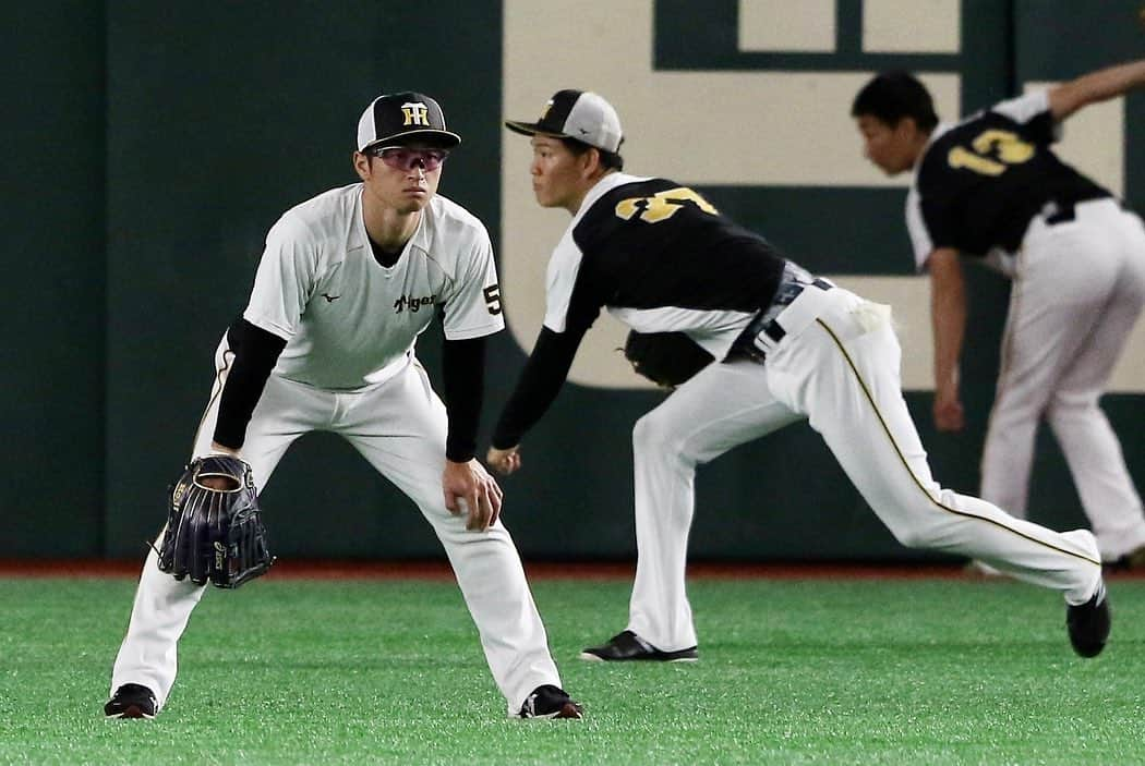 阪神タイガースさんのインスタグラム写真 - (阪神タイガースInstagram)「今日からジャイアンツとの3連戦！試合前練習の様子です！ #近本光司 選手 #馬場皐輔 選手 #大山悠輔 選手  #坂本誠志郎 選手 #梅野隆太郎 選手 #阪神タイガース #挑超頂  #伝統の一戦」9月24日 16時59分 - hanshintigers_official