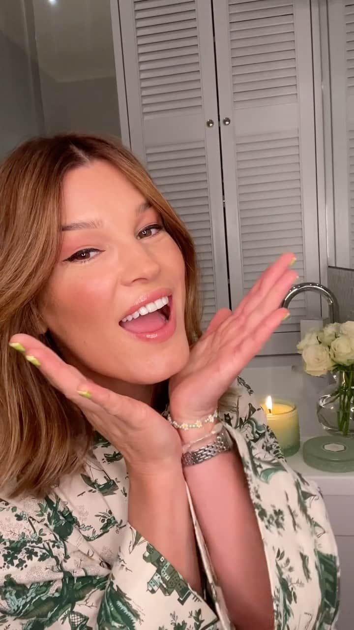 Hanneli Mustapartaのインスタグラム：「Reklame - For en fryd å bli kjent med @sensaibeauty_norway sine produkter og nydelige nyanser! Jeg har allerede brukt lineren fra SENSAI i årevis. Nå har jeg også blitt veldig glad i Lash Conditioner, den har gjort vippene mine betydelig sterkere og tettere 🦚Sensai favorittene mine får du tak i på @fredrikoglouisa」