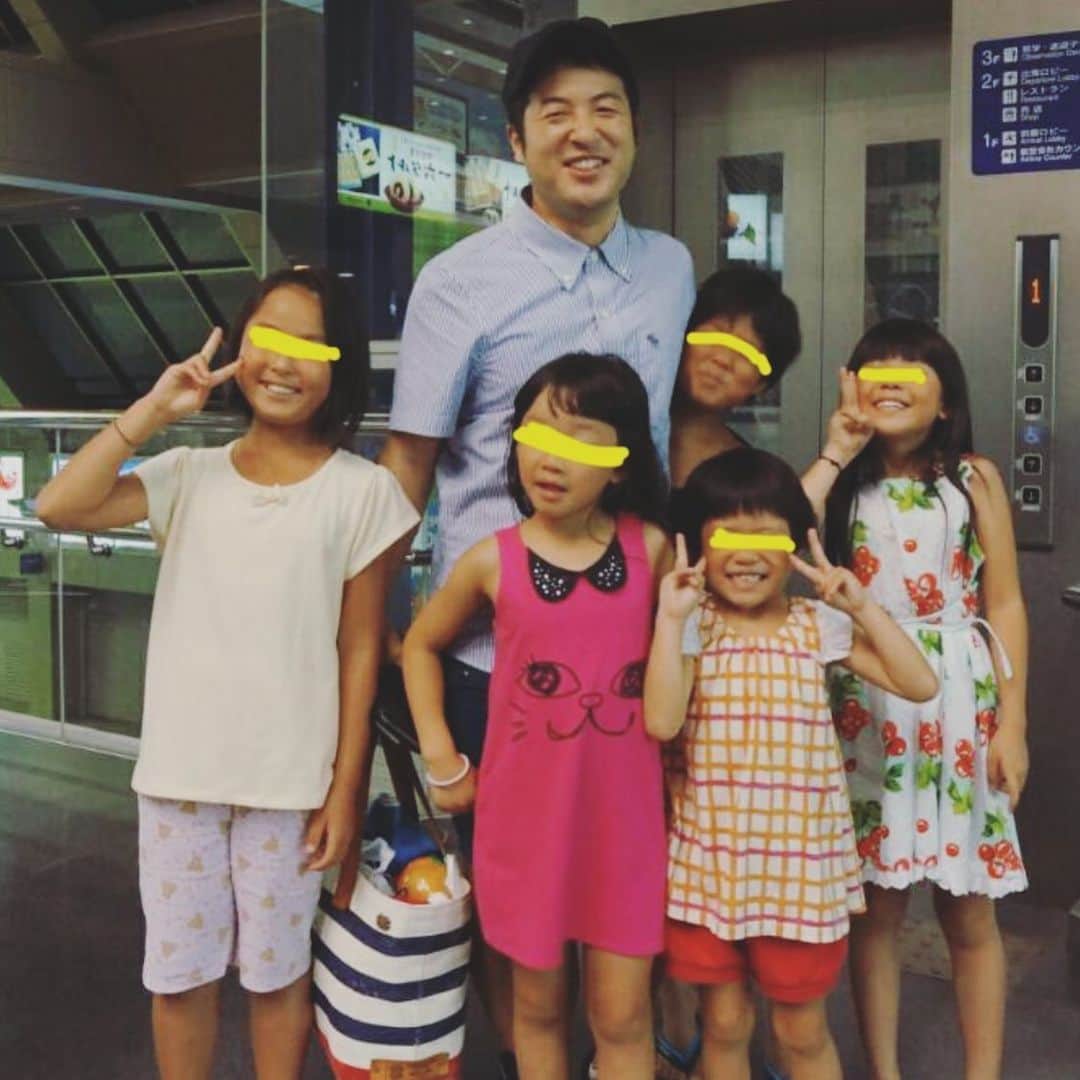 のインスタグラム：「情熱大陸では川西しか子供と触れ合ってなかったんですけど水田も子供達に人気あるんですよね。松山空港でひとりで写真撮ろうとしたら近くにいた子供達が勝手に集まってくっついてきたんです。ほんとに。全然知らない子達です。まぁ子供は無邪気ですよね。夏でしたけどこのあと全員にお年玉渡してバイバイしました。ほんとに。 #愛媛 #空港なんかいい匂いする #最近ゆずる来たんかな」