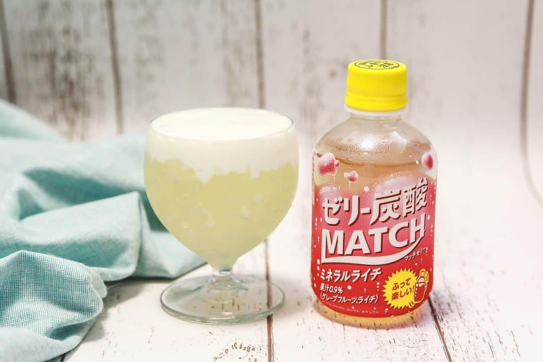 MATCH学園のインスタグラム：「. ＼簡単 #レシピ／ これ一度飲んだらリピート不可避…#ヨーグルト と炭酸入りゼリーの #マッチゼリーミネラルライチ で作る“ぷるしゅわ”なラッシー🎉 材料2つですぐ作れるからみんなもやってみて😆 . グラスに氷、ヨーグルトを入れてマッチゼリー ミネラルライチを3回以上振ってから注ぐだけ😉 . 超簡単なレシピ動画はマッチ公式 #TikTok で紹介中🎵 TikTokは「match_official」で検索📱 . #ビビビビビタミン #ビタミン炭酸MATCH」