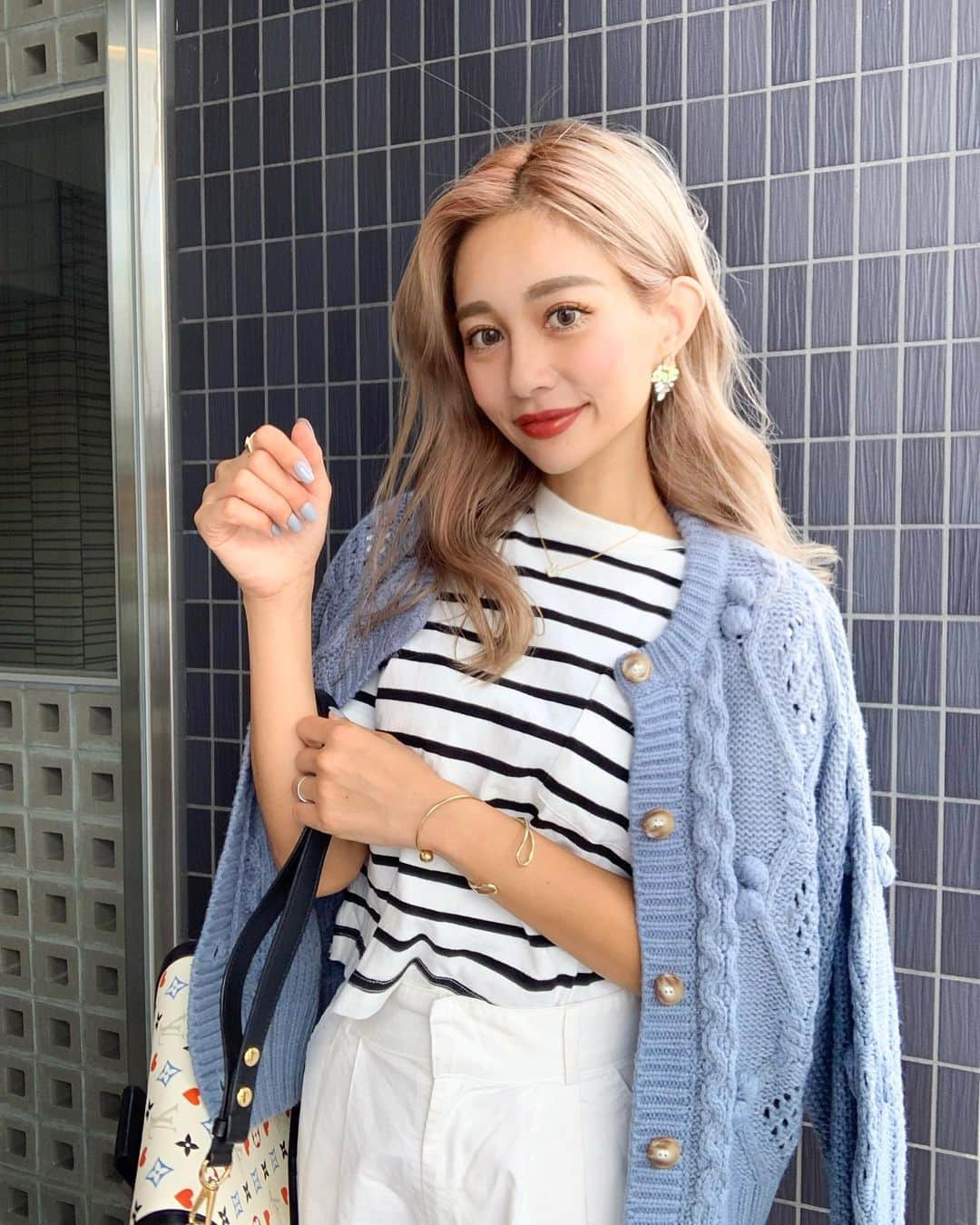 橘リンさんのインスタグラム写真 - (橘リンInstagram)「このカーデ可愛くない〜？🤤  @titivatejp の ポップコーンニットカーディガン🍿 名前まで可愛いんですけど🤤w  ぽこぽこしたポップコーンのデザインが斬新で 甘すぎず、絶妙なカジュアルさが 大人女子にぴったり🤍  背面にもデザイン編みがされていて バックスタイルもかわいいよ🤍  #pr #titivate #ティティベイト #titivatestyle #ポップコーンニットカーディガン #トレンドスタイル #トレンド部 #トレンドコーディネート #秋先取り #きれいめカジュアルコーデ #秋先取りコーデ #キレイめカジュアル　#大人カジュアルファッション　#大人カジュアルスタイル #カーディガンコーデ #ニットカーディガン #ママコーデ #親子コーデ #リンクコーデ #親子リンク #骨格ウェーブ #イエベコーデ #ブルベコーデ」9月24日 17時28分 - rincharon