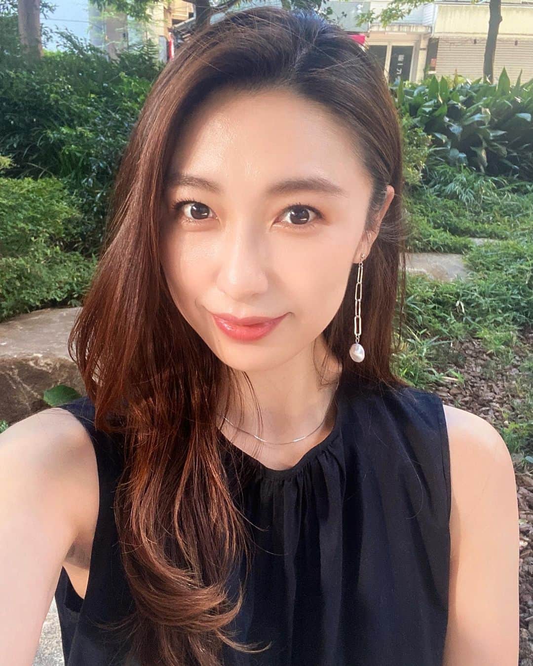 金田彩奈のインスタグラム：「月1のメンテナンス💆‍♀️ @meauty_shibuya   accessory💎 @anzu.___ のハンドメイド @sumu___official」
