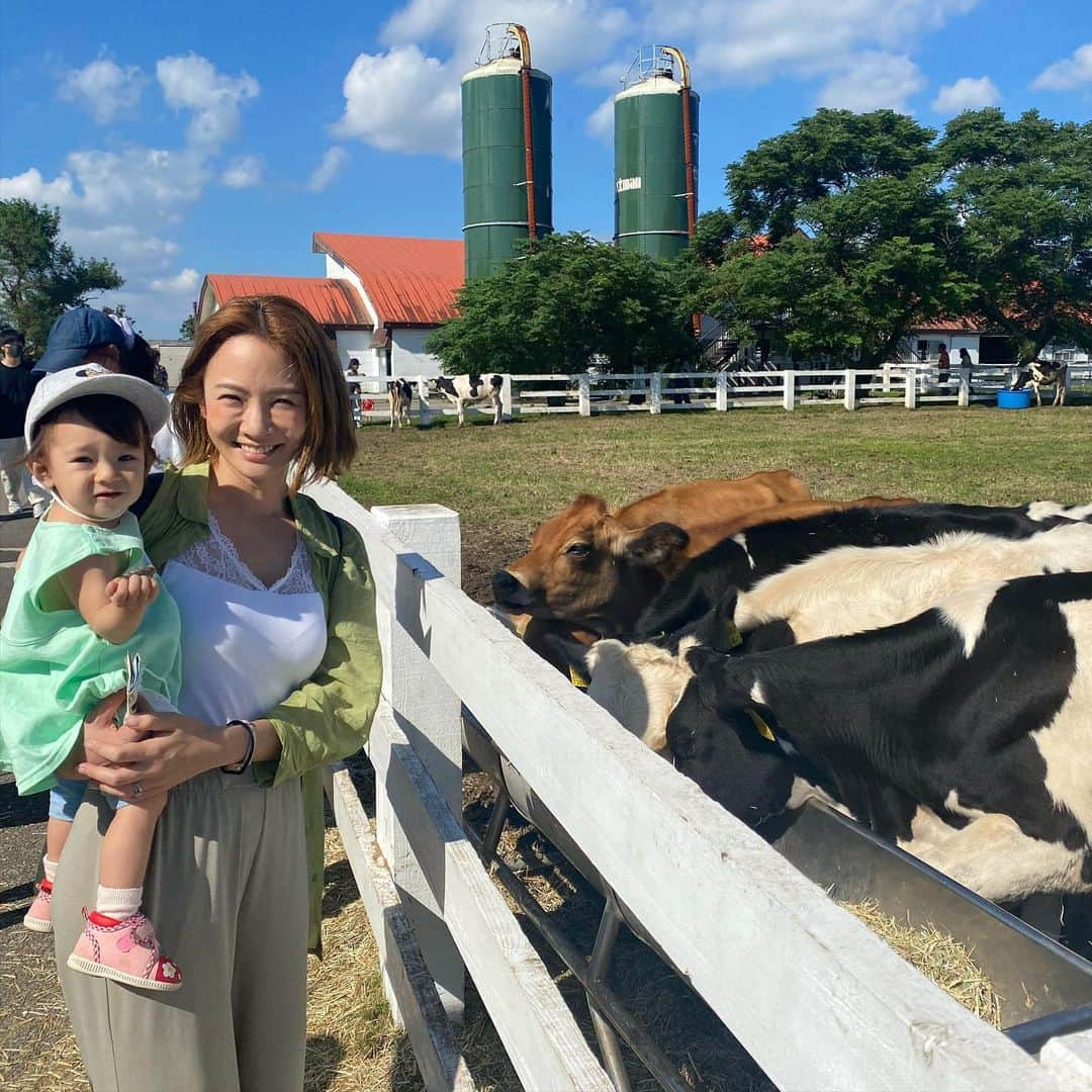 本田麻里絵のインスタグラム：「美愛ちゃんと動物さん💫 Mia and Animals 🐄  ママは苦手なので触れないけど、娘は大好きみたいで「わんわん！」って近づいてたw （動物＆キャラクターみんなわんわん）  マザー牧場すっごく天気良かった♡ 横浜の屋内どうぶつ園もふれあいコーナー充実✨✌️  動物見ると『きもちわるっ😱💔』って言っちゃいがちだけど、子供にはそうなってほしくないから言わないように気をつけてる⚠️💦  ガマガエルの見た時も 『ひぃ😵‍💫💦カエルさんかわいいねぇ🤮💕』ってww  #赤ちゃんと動物 #赤ちゃんと猫 #マザー牧場 #動物さん #動物苦手な母 #虫も苦手な母 #動物触れない母 #1歳児ママ #1歳女の子 #1歳児 #ハーフキッズ #イスラエルハーフ #日本一時帰国 #海外子育て #海外生活 #バンコク子育て #バンコクママ」