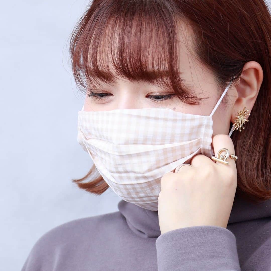 3COINSさんのインスタグラム写真 - (3COINSInstagram)「不織布マスクをオシャレに 　 　 　 不織布のマスクを付けたいけれど 可愛いデザインのマスクも付けたい！ とお悩みの方へおススメ💡 　 秋カラーのマスクカバーが入荷致しました。 　 お手持ちの不織布マスクに通すだけ マジックテープで簡単に装着ができます。 　 カバーは洗って繰り返しお使いいただけるので経済的です。 　 　 　 ギンガムチェックマスクカバー2枚セット 2122/3C7B046 (約)19×9cm 300円(税込330円) 　 model @3coins_suu   ┈┈┈┈┈┈┈┈┈┈┈┈┈┈┈┈ 店舗により在庫が異なりますので、 お立ち寄りの店舗までお問い合わせください。  公式通販サイトでも販売しております。 @3coins_official プロフィールのURLよりご覧ください。 ┈┈┈┈┈┈┈┈┈┈┈┈┈┈┈┈ 　 　  #3COINS #スリーコインズ #スリコ #新商品 #新商品情報 #プチプラ #プチプラグッズ #プチプラアイテム #コーディネート #プチプラコーデ #プチプラファッション #コーディネート #マスク #マスクカバー #不織布マスク #マスクコーデ #ギンガムチェック  #血色マスク #通販サイト #パルクローゼット   ※商品画像はイメージです。実際の商品とは多少異なる場合があります。あらかじめご了承ください。」9月24日 18時00分 - 3coins_official
