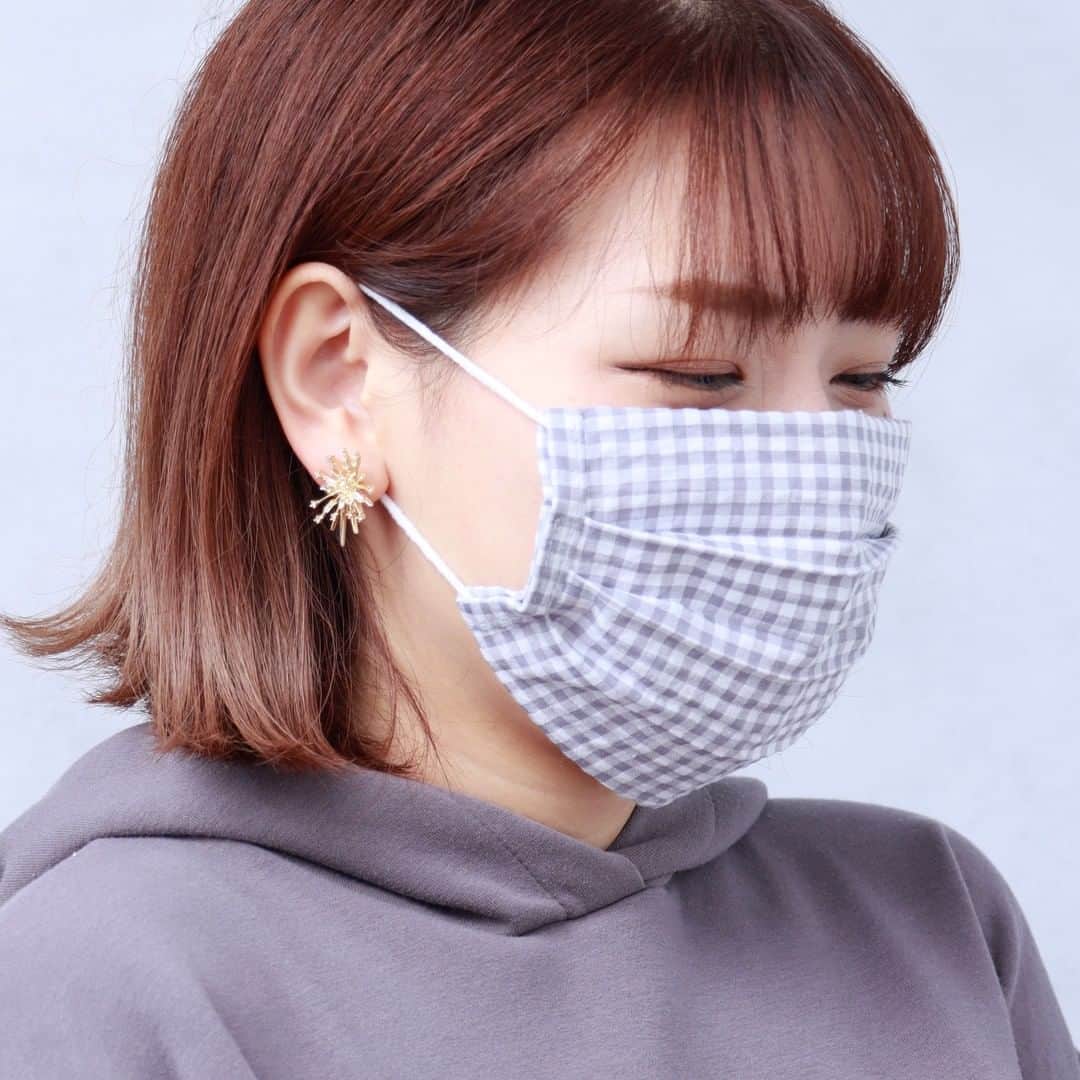 3COINSさんのインスタグラム写真 - (3COINSInstagram)「不織布マスクをオシャレに 　 　 　 不織布のマスクを付けたいけれど 可愛いデザインのマスクも付けたい！ とお悩みの方へおススメ💡 　 秋カラーのマスクカバーが入荷致しました。 　 お手持ちの不織布マスクに通すだけ マジックテープで簡単に装着ができます。 　 カバーは洗って繰り返しお使いいただけるので経済的です。 　 　 　 ギンガムチェックマスクカバー2枚セット 2122/3C7B046 (約)19×9cm 300円(税込330円) 　 model @3coins_suu   ┈┈┈┈┈┈┈┈┈┈┈┈┈┈┈┈ 店舗により在庫が異なりますので、 お立ち寄りの店舗までお問い合わせください。  公式通販サイトでも販売しております。 @3coins_official プロフィールのURLよりご覧ください。 ┈┈┈┈┈┈┈┈┈┈┈┈┈┈┈┈ 　 　  #3COINS #スリーコインズ #スリコ #新商品 #新商品情報 #プチプラ #プチプラグッズ #プチプラアイテム #コーディネート #プチプラコーデ #プチプラファッション #コーディネート #マスク #マスクカバー #不織布マスク #マスクコーデ #ギンガムチェック  #血色マスク #通販サイト #パルクローゼット   ※商品画像はイメージです。実際の商品とは多少異なる場合があります。あらかじめご了承ください。」9月24日 18時00分 - 3coins_official