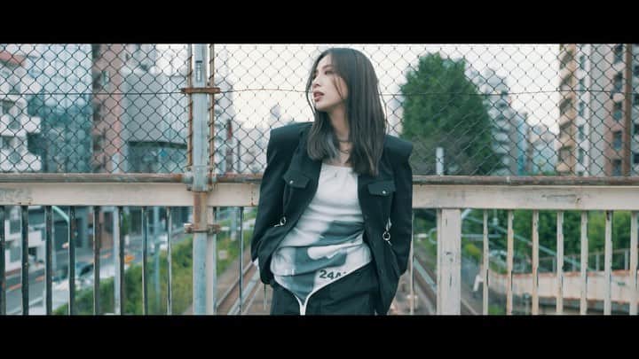 honoka のインスタグラム：「2nd Digital Single 『future(Prod.KM)』 2021.9.29 Release  “あの日だけ忘れたいよ 大きく1step　Future is mine ”  お楽しみに🖤   #honoka_future @KM_music_ @lilleisebutgold」