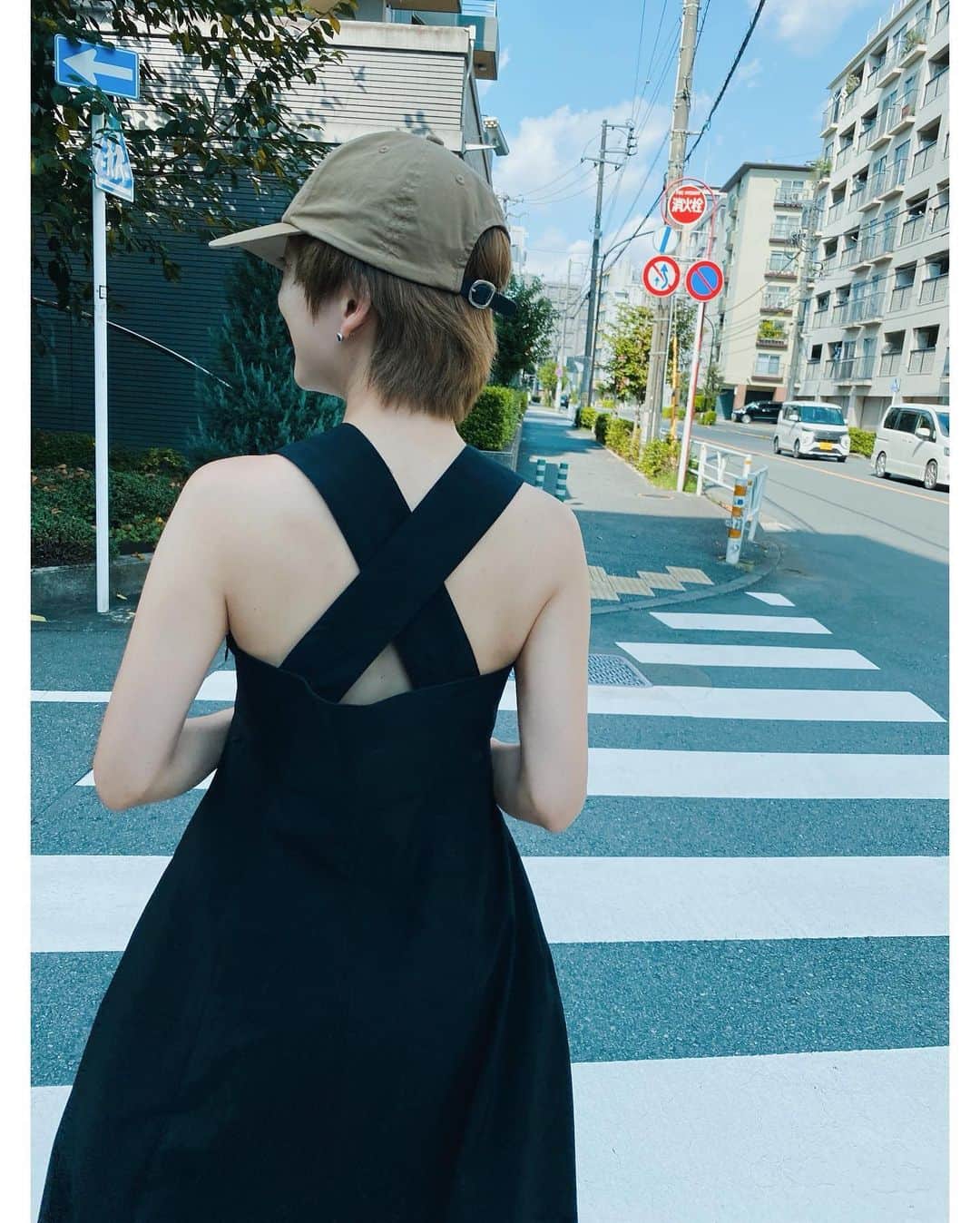高山都さんのインスタグラム写真 - (高山都Instagram)「もう最後のノースリーブかなーなんて思ってたのに、駆け込むように9月はよく選んで着ている黒のワンピース。 背中がバッテンでかわいいんだ。 one-piece @clane_official  knit @aton_tokyo  cap @kijimatakayuki  shoes @nike #都ふく 最近、よく使う春先に買ったピンクのニットはカシミアとシルクが入ったニットで暑すぎないから、いまの気温にちょうど良い。 巻いたり着たりかけたり、ニットって使えるよねぇ。」9月24日 18時07分 - miyare38