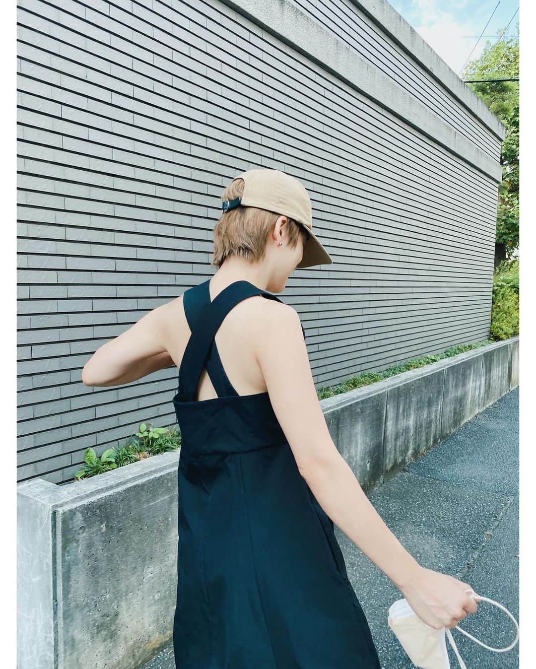 高山都さんのインスタグラム写真 - (高山都Instagram)「もう最後のノースリーブかなーなんて思ってたのに、駆け込むように9月はよく選んで着ている黒のワンピース。 背中がバッテンでかわいいんだ。 one-piece @clane_official  knit @aton_tokyo  cap @kijimatakayuki  shoes @nike #都ふく 最近、よく使う春先に買ったピンクのニットはカシミアとシルクが入ったニットで暑すぎないから、いまの気温にちょうど良い。 巻いたり着たりかけたり、ニットって使えるよねぇ。」9月24日 18時07分 - miyare38