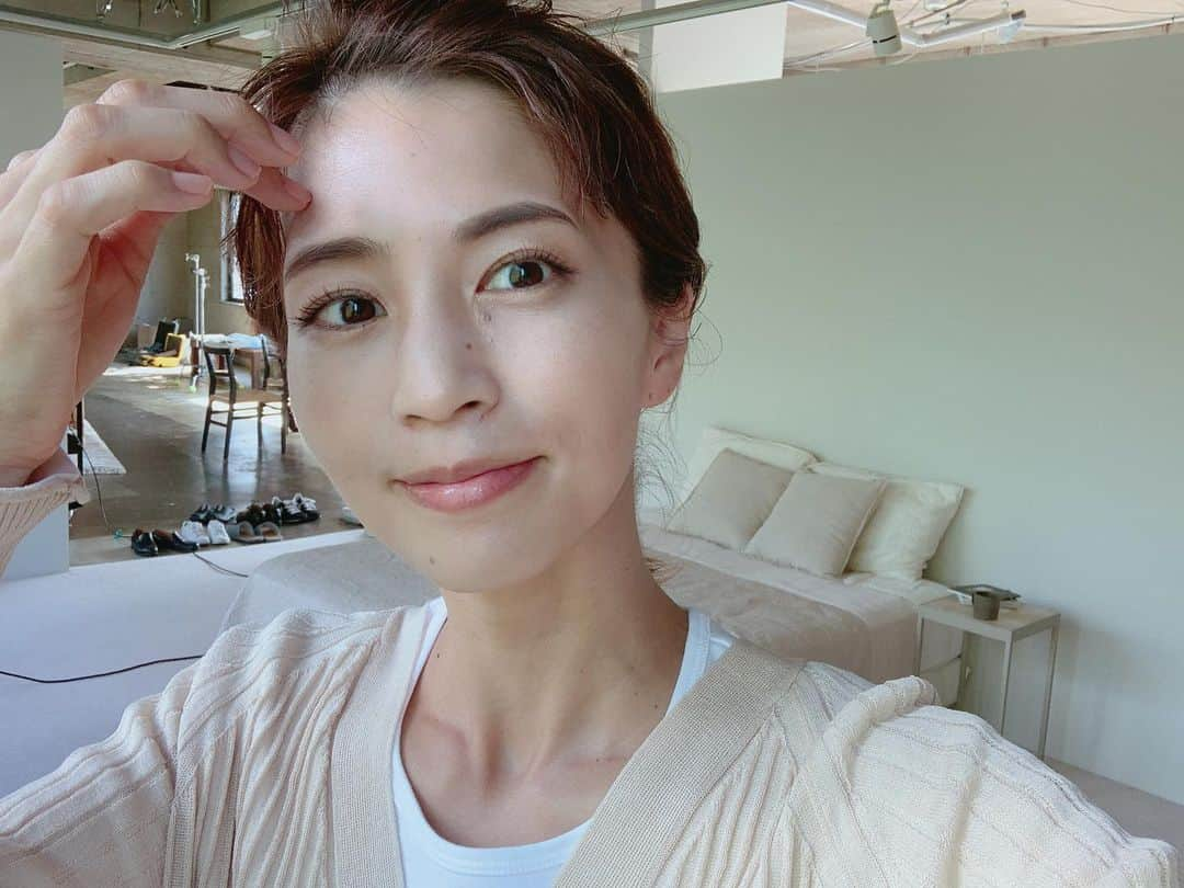 安田美沙子さんのインスタグラム写真 - (安田美沙子Instagram)「今日は子供を送ったあと、スタバでコーヒーを飲んでスタジオへ。とある撮影をしてましたー⭐️  ナチュラル系。 元気なスタッフさんと、美味しいお弁当に癒されたのでした🌈  今夜はインスタライブだよん🤍ぜひぜひ。。  ３日前に予防接種を受けたけど、昨日は腕が痛かった。 今日は大丈夫！沢山水分をとってみました✨  #natural #sturbucks  #shooting #work #yukiyameshi」9月24日 18時10分 - yasuda_misako