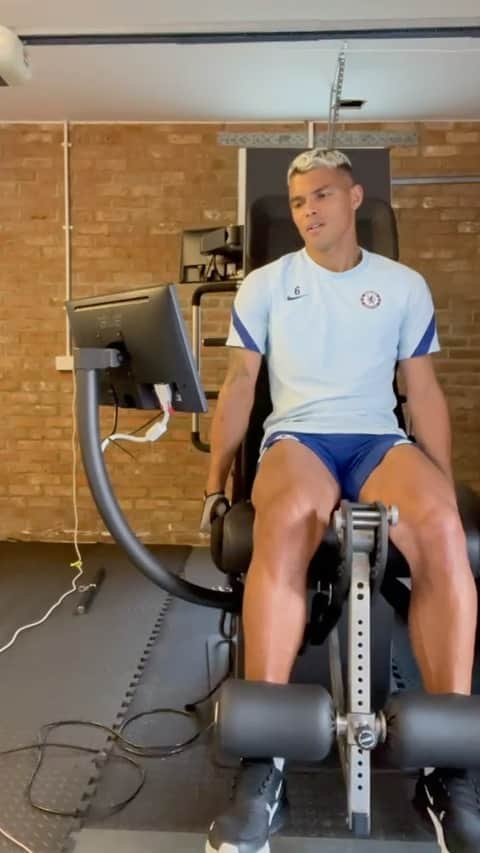 チアゴ・シルヴァのインスタグラム：「🇧🇷 Sexta-feira! E eu vou de @kineosystem  da @globuscorporation pro meu treino em casa 👊🏽 🇬🇧Friday! And I’m ready to use my @kineosystem , from @globuscorporation 👊🏽 training session at home  • • • #ThiagoSilva #OhhThiagoSilva #CFC #Chelsea #FamiliaSilva #ChelseaFC #LondonCalling #GlobusCorporation #Globus #WeAreGlobus #Recovery #elettrostimolazione #PressoTherapy #PhysioTherapy #Kineo」