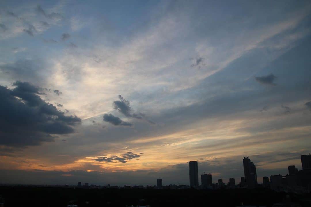 坂元美香さんのインスタグラム写真 - (坂元美香Instagram)「today's sunset 2021/09/24 17:27  秋の空気は優しい気がする。 夏が激しすぎただけの気もするけど💦  早く秋刀魚食べたいのだけど ひょろひょろの痩せ細った子しか 見かけません…🐟  いつのまにか高級魚になってしまった秋刀魚さん。 デパ地下で一匹1280円でびびった😵‍💫  タイムラプスは17:08-18:30です。  #sunsetphotobymikasakamoto  #sunset #夕陽 #夕日 #黄昏時 #夕焼け #tokyosky #やっぱり空が好き #イマソラ#タイムラプス #CanonEOSKiss8i」9月24日 18時41分 - mika_saka