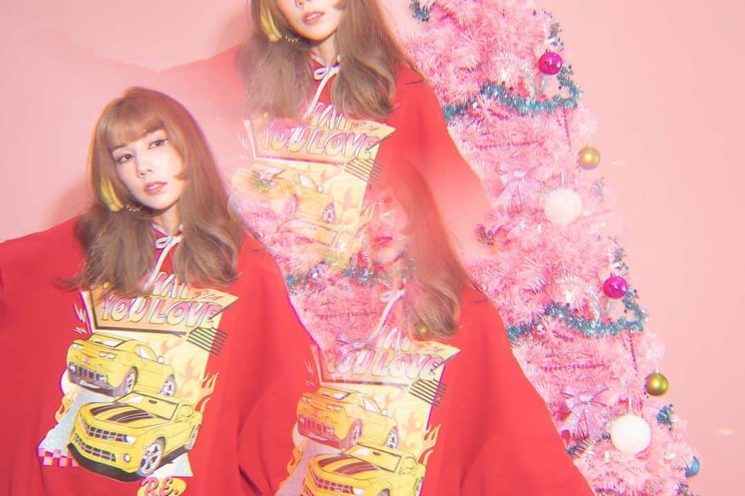 仲里依紗のインスタグラム：「みんなにRE.からクリスマス限定フーディー発売のお知らせだよ✨🧸🎀  明日9月25日お昼１２時から夜２４時までクリスマス限定フーディーの受注発売開始しますっ🎄🎅🏻💝 カラーはレッド❤️グリーン💚の2色展開✨  明日購入していただきましたら、お届けは12月24日のクリスマスイブです🎁私からのスーパーささやかなプチギフト付きだよっw😍🎄❤️  おたのしみに🥳✨✨✨ @re._oyoufukuyasan_」