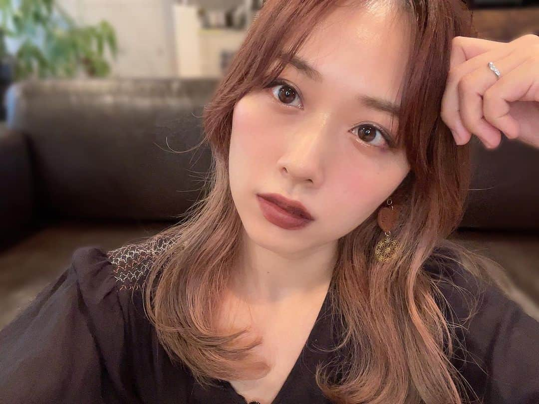 yurikaのインスタグラム：「🤎Dark Lipsticks for Autumn🍁 * 秋はやっぱり濃いめのリップ使いたくなるよね🤤🤎🤎 はあー可愛い💕 ブラウンと赤みブラウン系のこの並びの雰囲気がたまらなく可愛い🤎❤️ 絶妙カラーばっかでテンション上がる！ * * 1枚目は、ターン トゥ ザ レフト 4枚目は、ファッション エマージェンシー をつけてるよ✊✨ どれもおすすめー🍁🤎 * 詳しくはyoutubeを見てみてね🥰 * * #秋リップ #ブラウンリップ #ダークリップ #赤みブラウンリップ #デパコス #プチプラ #nars #maccosmetics #viseeAVANT #revlon」