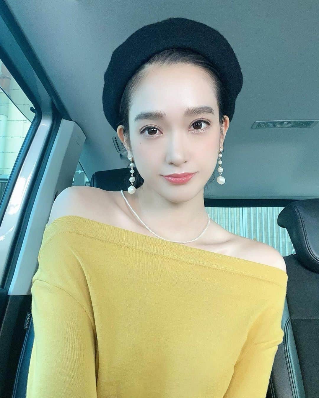 太田麻美のインスタグラム：「💛  👗 @valmuer_official   #ootd #outfit #outfitoftheday #coordinate #code #fashion #selca #hairmake #私服 #ファッション #ヘアメイク #秋服 #秋服コーデ #ベレー帽 #キラキラメイク」