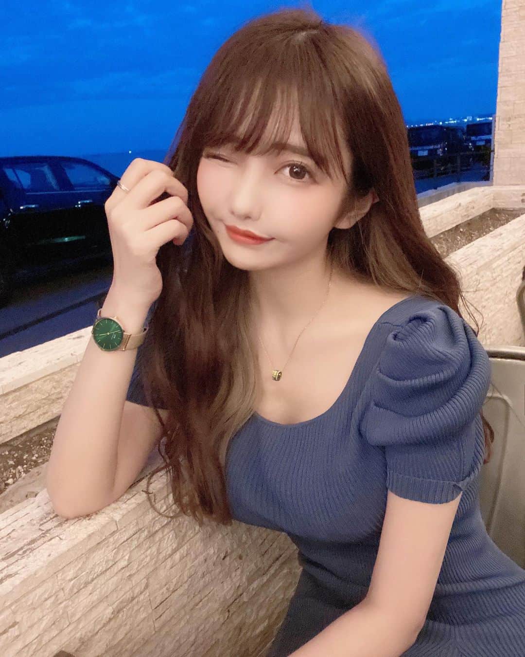 遠藤 玲奈 /endo renaのインスタグラム：「なんだか秋ですね🐿🍁 秋だけど海に行きました。季節感なし。  ダニエルウェリントンの大人気シリーズpetiteから、 5色の新色が出たみたいです☻  れなもは、光沢感があってちょっとレトロ感がある 「PETITE EMERALD」エメラルドグリーンにしたよ🐊  フォロワーさん限定で、 15％OFFクーポン配布中です☻ 是非ストーリーでチェックしてみてくだされ🐩🤍  @danielwellington  #ダニエルウェリントン #DWincolor#カラーダイヤル#時計#腕時計#秋先取りコーデ #エメラルドグリーン」
