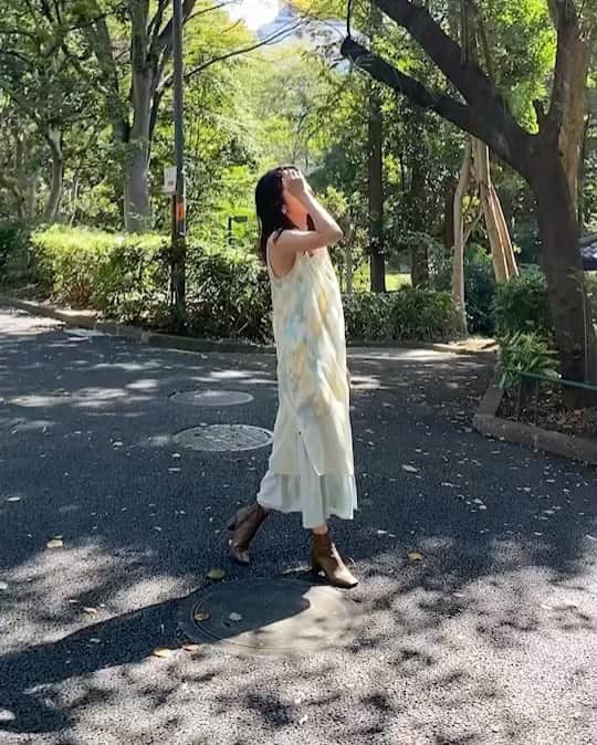 恵里花のインスタグラム：「ここ何日か真夏のような日が続き 蝉の鳴き声をちらほら聞くことも😌 ⁡ 都会の中でも自然を感じられたロケ撮影でした🌿 ⁡ 🏷 @sugar_c_beauty @papaiya_girl  ⁡ #撮影風景 #ロケ撮影 #動画撮影」