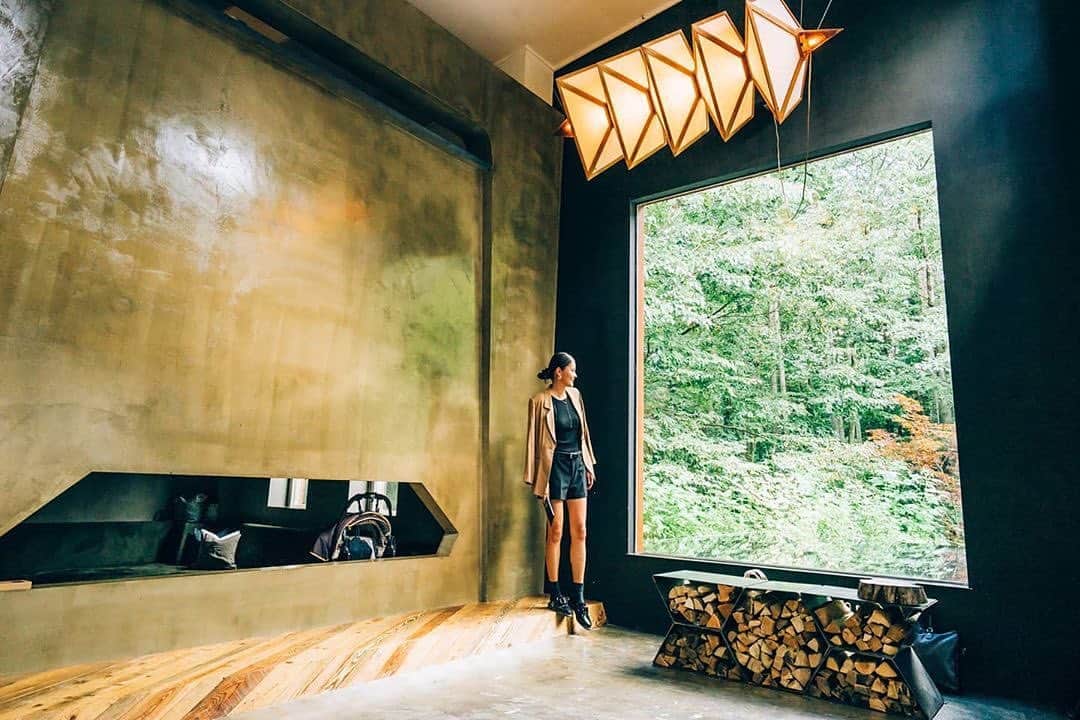 植草沙織のインスタグラム：「🪵🍂🍁🪵🍂🍁🪵  【yl&Co.Hotel in Mt.Fuji】  友人のwedding partyに参列した時の📸   #山梨県 #鳴沢村 #富士山麓 #自然 #癒し #結婚式 #秋 #autumn #wedding #weddingparty #garden #villa」