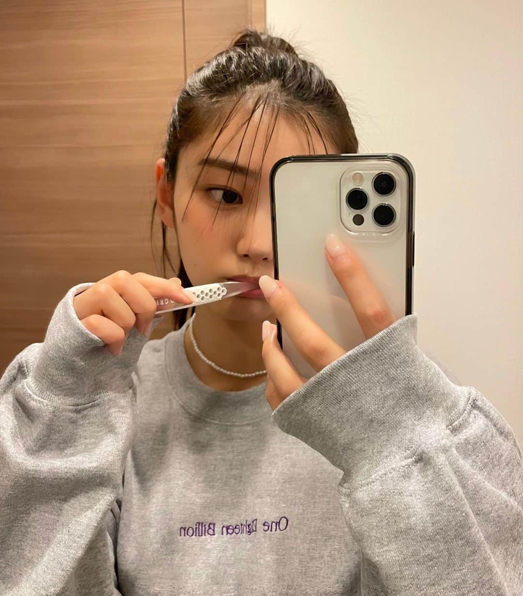 のインスタグラム：「カラフルで可愛い歯ブラシに変えた🪥 普段歯磨きめっちゃ頑張ってるから洗面所が明るくなって嬉しい🤍  ちなみに私はtypellの方がお気に入り~ 毛先がしっかりしてるから歯面がツルツルになるから気持ちいい！  typeⅠは歯間・すき間まで綺麗に磨けてスッキリするよ~  #エビス #プログリップハブラシ #プログリ #pr」