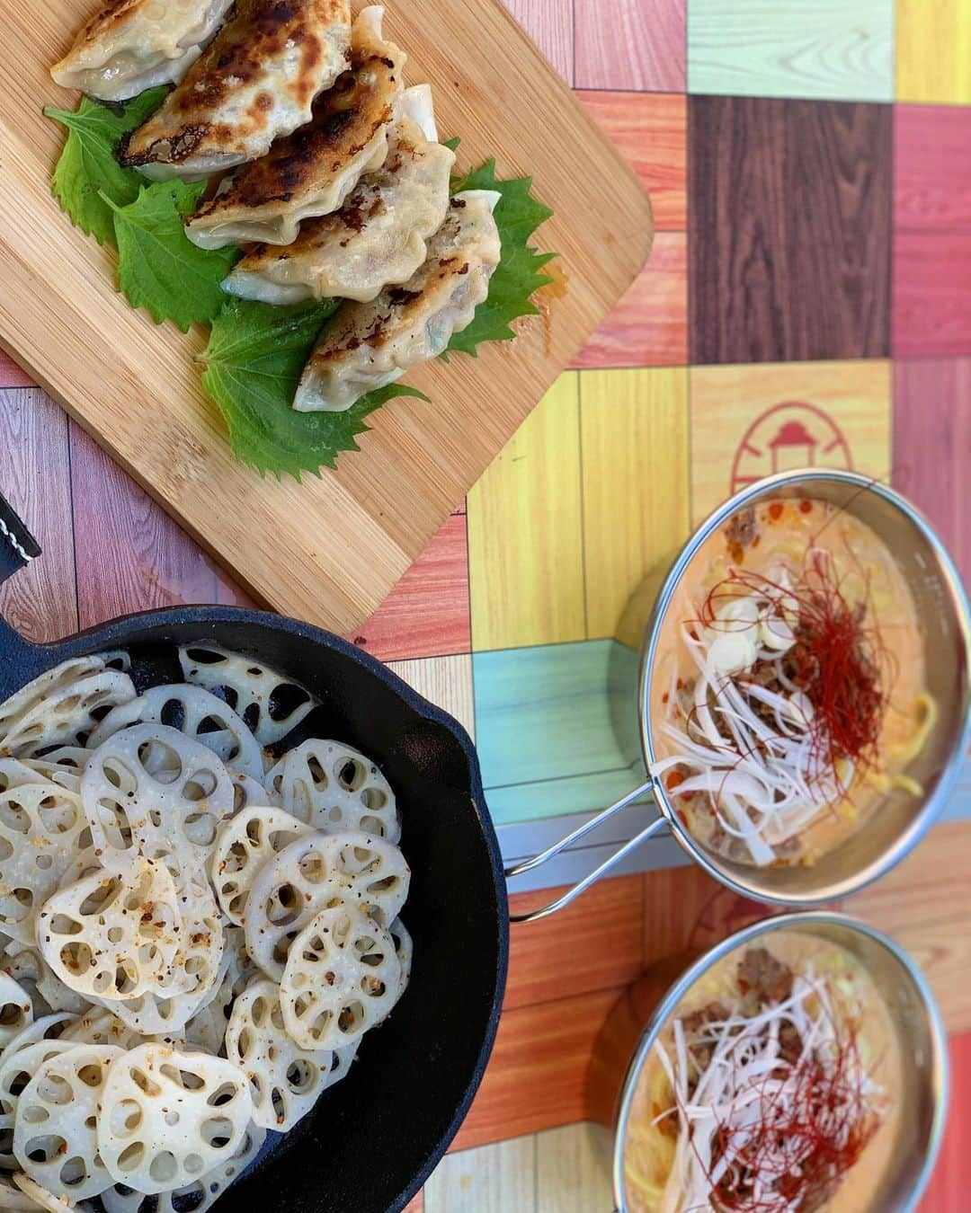 成瀬心美さんのインスタグラム写真 - (成瀬心美Instagram)「🍳 . . 今日はキャンプロケでした！ . お天気良すぎて！ 暑くて！夏かと思った！笑 . そんな最高なお天気の中 今日は千葉県の 道の駅に行きました✨ . 私、ピーナッツバターが 大好きなのですが ピーナッツをその場で ペーストにしてくれる機械で ピーナッツバターを作りました！ . . 千葉県産とアメリカ産が あったのですが、、 . この後お料理に使おうと 油分の多いアメリカ産に してしまいました😅笑 . . その出来立ての無糖ピーナッツバターで 豆乳坦々麺を作ったよ！✨ . . とっても美味しくできましたー😍 . . そして、今日は このTシャツを れいちぇるにプレゼントしたので 着てくれました😘！ . 嬉しそうに着てくれて 本当に嬉しかったなぁ✨  . . EX MAX SP 11/11発売号です！ . . #camp #cooking #千葉 #ピーナッツ #ピーナッツバター #🥜」9月24日 21時05分 - coco3ndazo