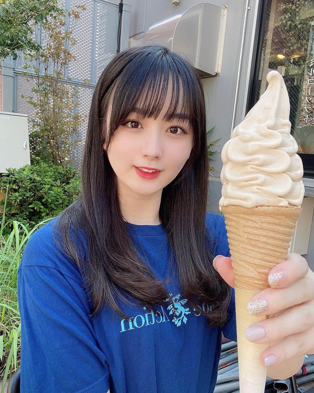 高田もものインスタグラム：「. 一緒にアイスたべよー！ . ＼イイヨー／ . ﾔｯﾀ-!!!! . 今日も築地の人になってました🐳 . かしこ . #高田もも #かしこってなに #かしこ #instagood #instagram #アイス #アイスクリーム #ソフトクリーム #築地グルメ #築地 #築地カフェ #ミルコーソフト #センリ軒 #ロングヘア #tシャツ #うみぽす」