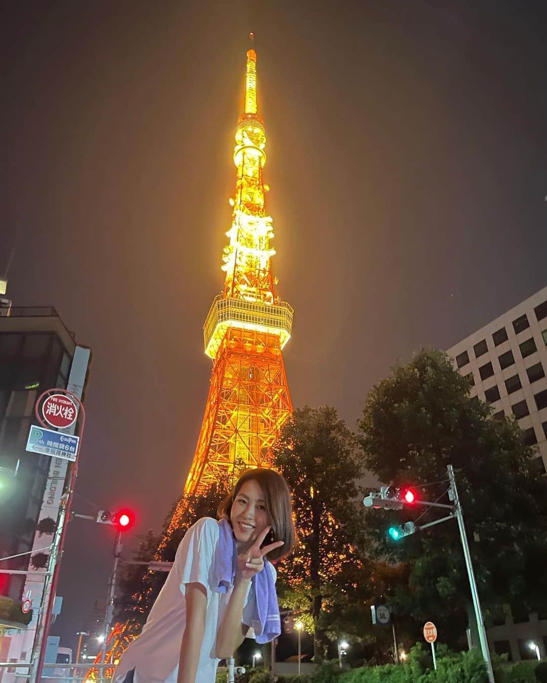 坂元美香さんのインスタグラム写真 - (坂元美香Instagram)「こんばんは😃  今日よかったことを3つ。  ①ホットの抹茶ラテがおいしかった ②スーラータンメンがおいしかった ③生筋子ゲット！  食べ物ばかり😅  写真は、いつかのウォーキング。 地面にiPhone置いてタイマーで撮ってみました。 いつもの外苑コースではなく 張り切って東京タワーまで行った時のです。 ときどき冒険したくなります😙 東京タワーまで片道約1時間もあり 結構つかれました😅  私は雨の日以外はほぼ毎日 深夜にウォーキングへ出かけます。 1時間歩いて、筋トレして軽く汗かく程度。 なぜ深夜かというと、人に会わないから 誰にも干渉されないし集中できるし、 とにかく開放感がある。 深夜だから、すれ違うのは同じようにランニングや ウォーキングしてる方と、 お店の前に立ってるホープ軒のお兄さんだけ😊  ちなみに、ホープ軒はご近所ですが まだ食べたことがありません🤣🍜 好き嫌いの意見が賛否両論ありすぎて なかなか食べる勇気がありません。 いつかのお楽しみにとっておきます。 いつかはいつ来るんだか…  _ _ _  1日の終わりに良かったことを3つ 書いていくコーナーです。  どんな時でもプラス要素を見つけるのは 自分にとっても他人に対しても 前向きに生きるヒントと感謝の気持ちが 生まれそうな気がします。  みなさんも、もしよければ コメント欄へどうぞ。  #東京タワー」9月24日 21時18分 - mika_saka