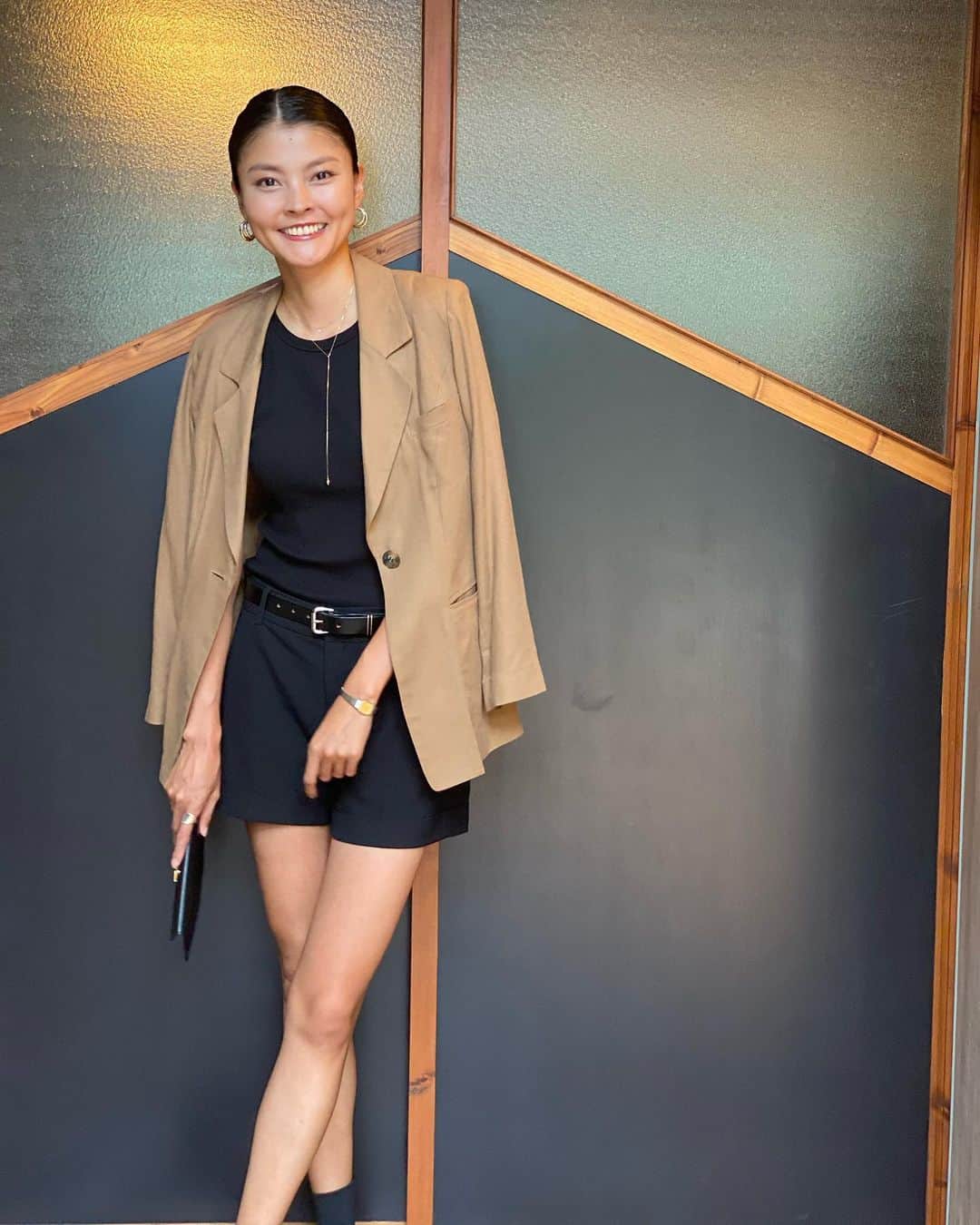 植草沙織のインスタグラム：「そして、 私事ではございますが、  おでこのほくろ取りました🍁  この時はまだある。  #ご報告 #ほくろ除去 #ほくろ除去レポ  #秋 #ジャケットコーデ #秋コーデ #model #ootd #ショートパンツ #脚やせ #美脚 #ウォーキング講師   #いや #ほくろの話したら #もうほくろにしか目がいかない #取って良かった #施術直後は額を銃で撃ち抜かれたみたいだった 🤪💥🔫 #映画のワンシーン #綺麗に治ってよかった #詳しく聞きたい方はDMにてご連絡ください」