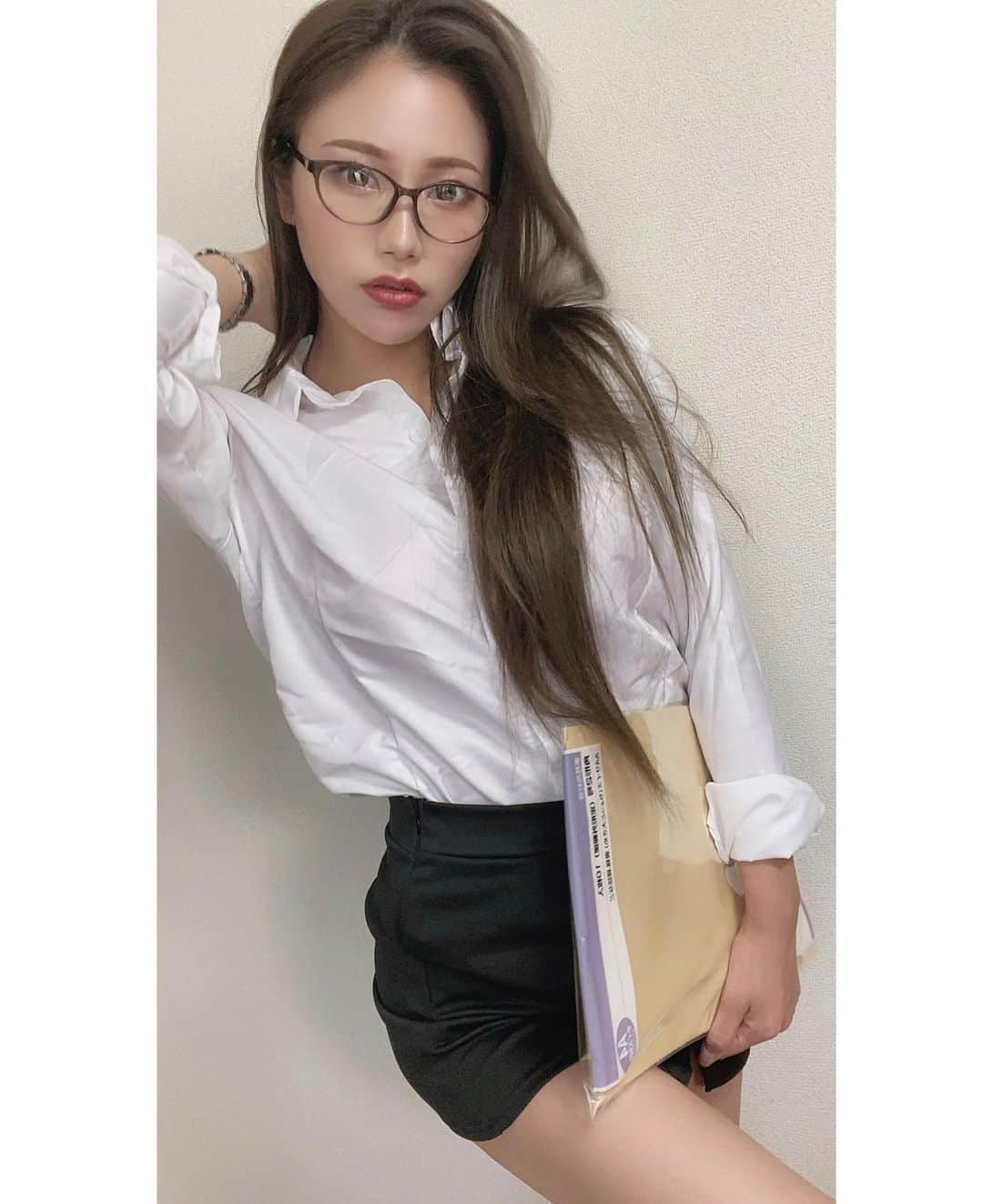 のインスタグラム：「👓 ・ ・ ストーリーで好評やったやつ🤍´- 家庭教師風👼✨ どんな事教えて欲しい〜？💭💭 ・ ・ #家庭教師 #女教師 #持ってるのA4の封筒 #ファンクラブはもっとえちえち #きゃんくらぶ #きゃんわーるど🌎」