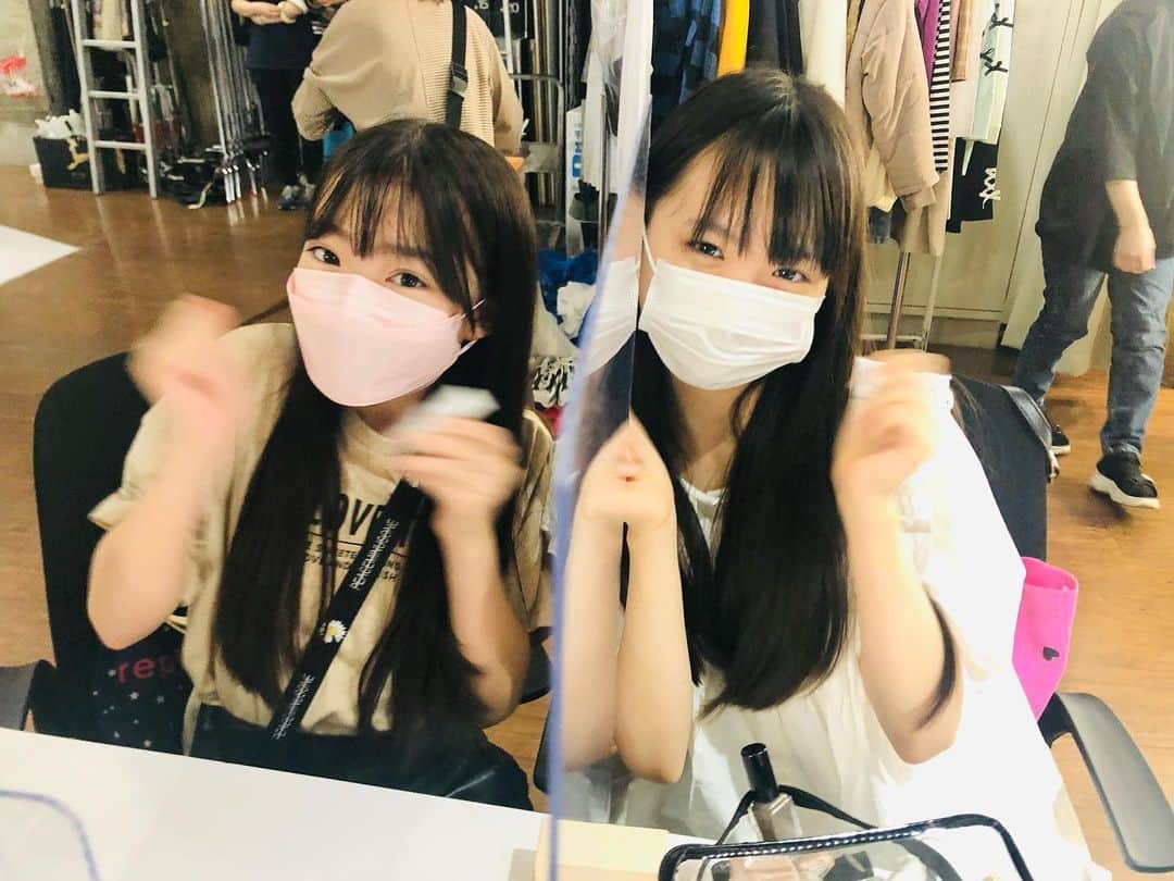 ニコ☆プチのインスタグラム：「🤗💓  なぜかずっと手をフリフリしていた2人😙  #小松崎ふたば #星乃あんな」