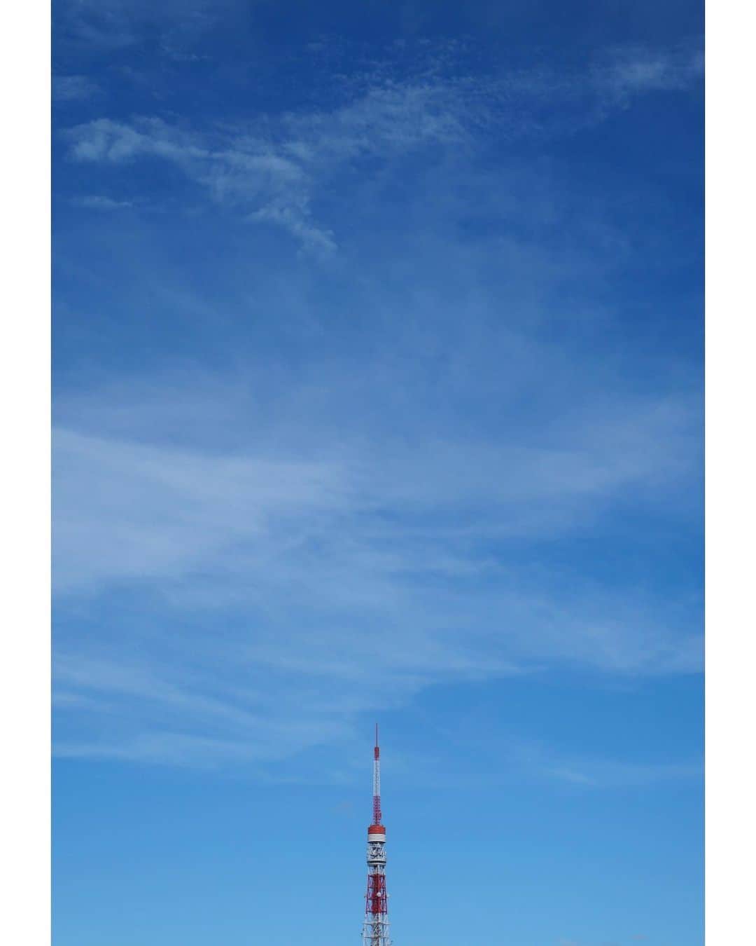 林美沙希さんのインスタグラム写真 - (林美沙希Instagram)「. 教えてもらって撮った 東京タワーと空の写真も載せます。 . 撮りたいものは"何か" 伝えたいことは"何か" 全てを写そうとすると、 結局、 何が撮りたかったのか 何を伝えたかったのか わからなくなる。  なんだか普段の仕事と 共通していることが多くて 新しい発見でした😊  #ミラーレス #東京タワー #青空」9月24日 21時52分 - misaki0hayashi