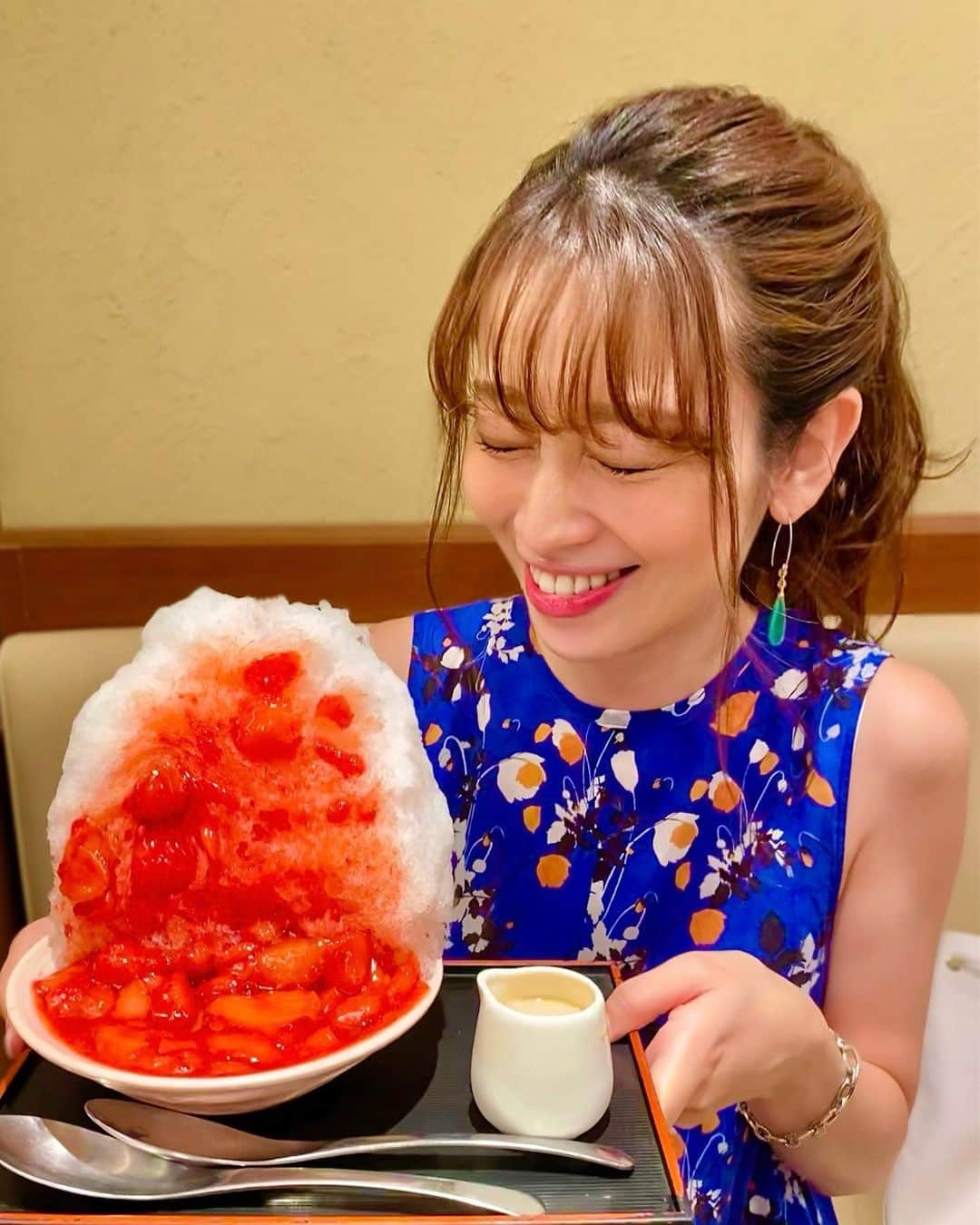 のインスタグラム：「今更ながら今年初かき氷🍧 暑い日に食べに行くの ギリギリセーフで間に合ったぁ❤️ . ずっと気になっていたお店に やっと行けました🍓 天然氷でふわふわ🧊 全くキーンとならなくて いちごのソースもミルクも めちゃくちゃ美味しかったです☺️ . . . #かき氷 #東京 #真夏日 #夏 #夏も終わり」