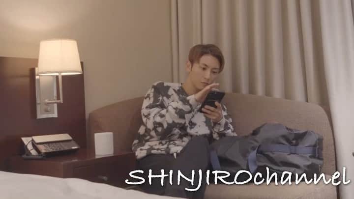與真司郎のインスタグラム：「OPENREC  SHINJIROchannel更新しました✨  「隠し撮りの後に、何を話していたのか確認されました。笑」 (22:00〜公開予定)  ぜひチェックしてください👍  #與真司郎 #SHINJIROATAE #カトシバメセン #隠し撮りのその後 #明日はトークショー #岡山振替公演」