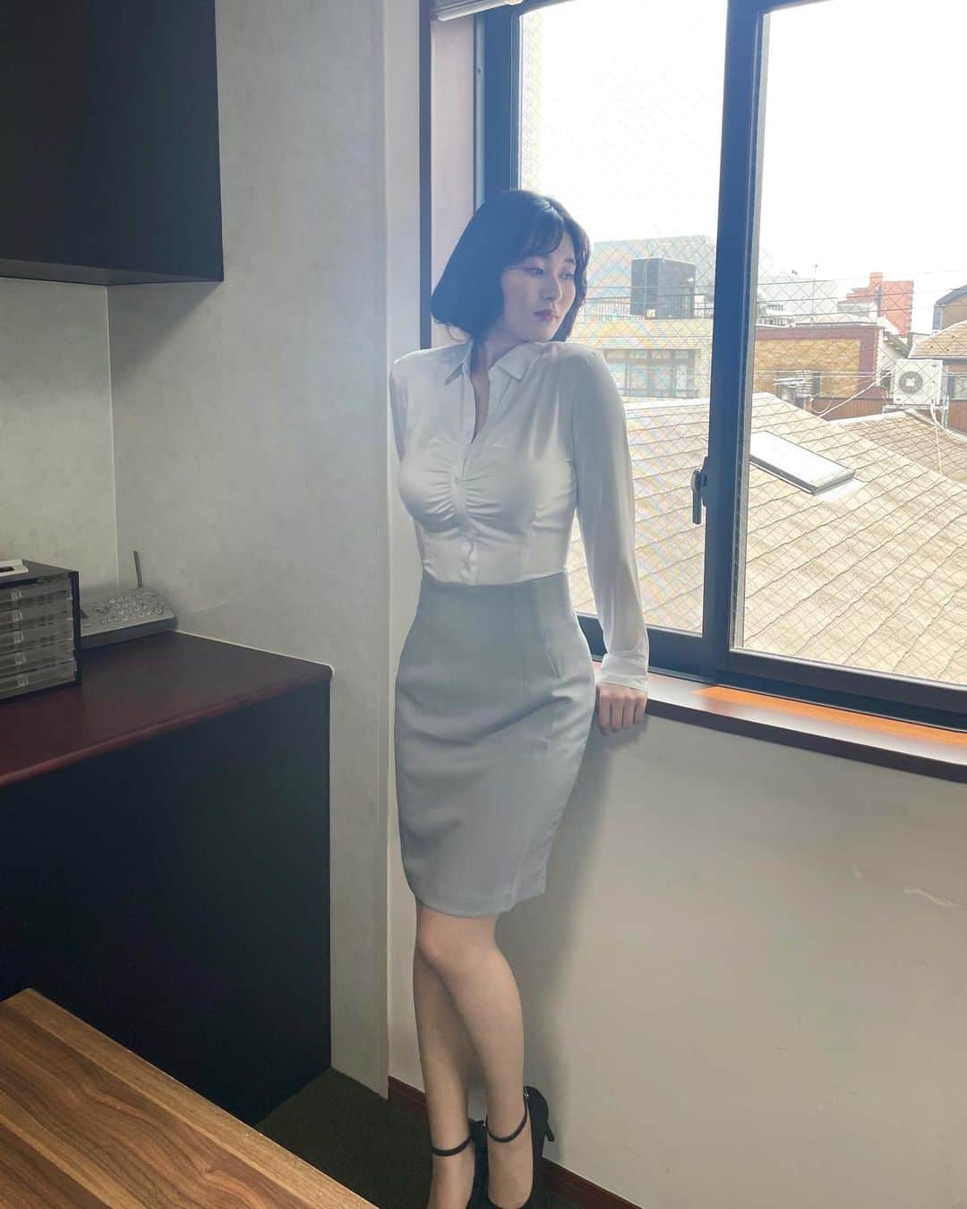 ＯＬ　巨乳 未梨一花さんのインスタグラム写真 - (未梨一花Instagram)「【本日発売】 #着衣巨乳写真集 Time travel 大変光栄なことに  みり(のぱいおつ)が表紙でございます🙏 昭和のOLさん風スタイル 私としてもかなりお気に入りだったので ご好評頂けてすごく嬉しいです♡// この  ...