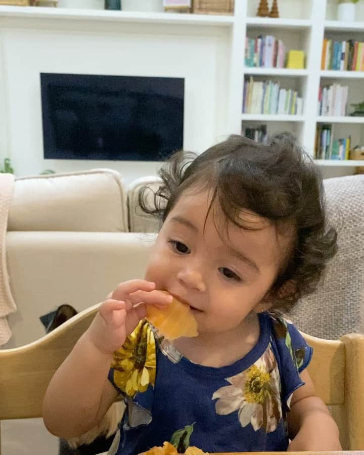 のインスタグラム：「When salmon is lyfe @casalfonso (mums yang nanya bajunya ini dari @birdsnbeesbaby )」