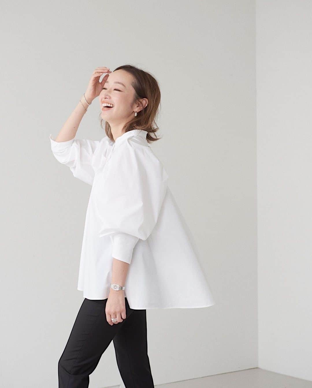 翁安芸さんのインスタグラム写真 - (翁安芸Instagram)「White blouse #designworks コラボ🤍  360度全方位どこから見ても美しく着られるブラウスを目指して✨　  モノトーンのスタイリングもボリューム袖や前後差のフレアシルエットで、シンプルだけどほんのりモードで上品な華やかさのある一着🤍  3色展開 ホワイト、ネイビー、フラワージャガード  発売は10月1日(金)19時からアバハウスオンラインストアとELLE SHOPにてスタート！  #デザインワークス #akiweng #翁安芸 #ブラウスコーデ」9月24日 22時14分 - akinyc