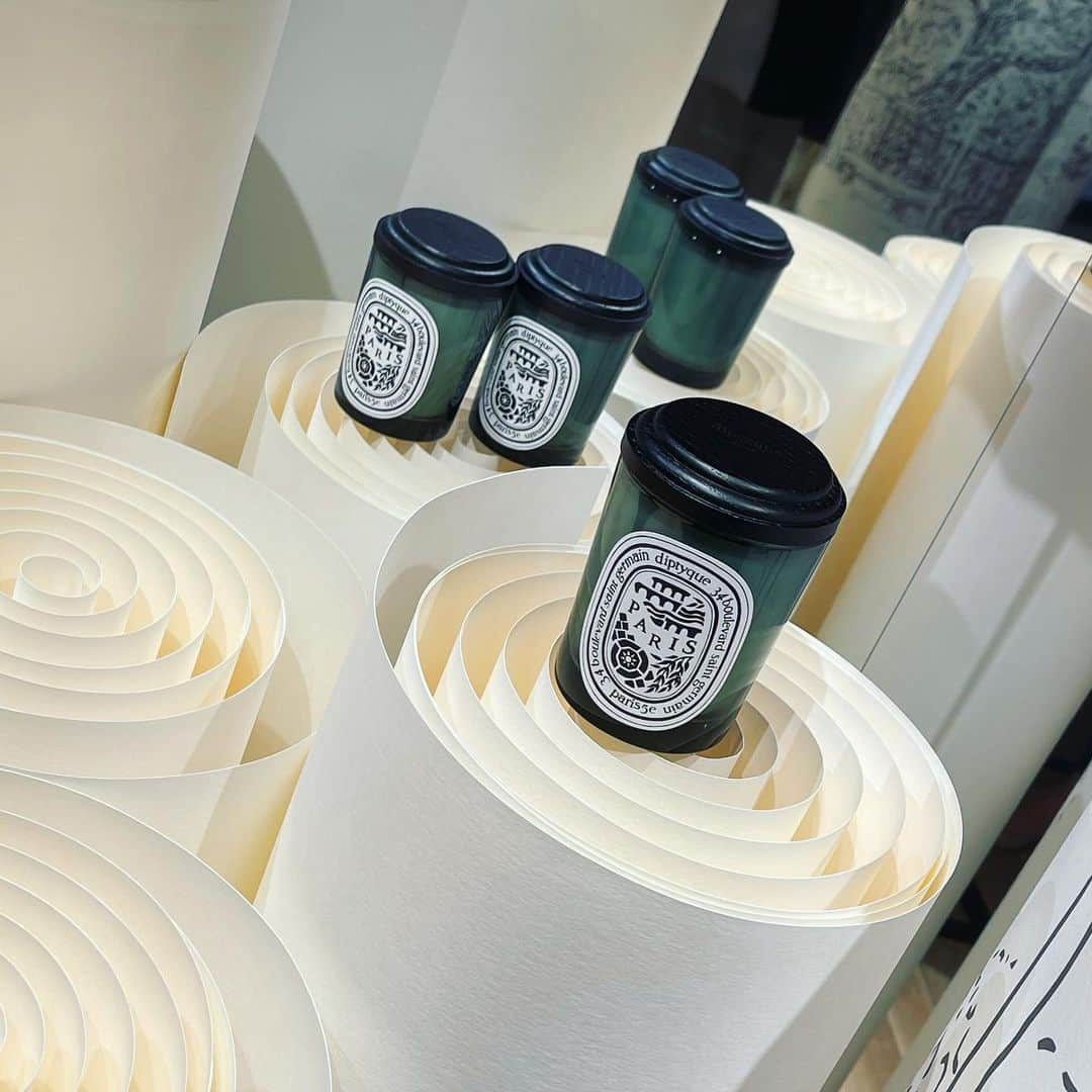 星玲奈さんのインスタグラム写真 - (星玲奈Instagram)「@diptyque の限定コレクションが展示された ポップアップへ伺ってきました😊 今年60周年を迎えたdiptyqueでは メゾンにインスピレーションを与えたと言われている5つの都市をイメージして ル・グラン・トゥールというコレクションを発表！ ・Paris パリ ・Venise ヴェネチア ・Milies ミリエス ・Kyoto 京都 ・Byblos ビブロス この5つの香りが限定発売されています❤️  各国のアーティストとコラボした、香りの作品も展示！ 今までのdiptyqueとはまた違った新しい魅力を感じられました✨ インテリアを素敵に飾る、香りのオブジェなども販売していたので 期間中、またゆっくりと伺いたいと思います🙋🏻‍♀️  【ル・グラン・トゥールpop up】 東京都渋谷区神宮前5-10-1 GYRE 1F  11:00〜20:00 9/10(金)〜10/10(日)まで。  上記で開催中です😊✨  #diptyqueparis #legrantour」9月24日 22時38分 - reinahoshi1015