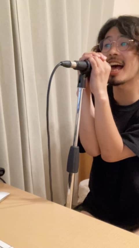 のインスタグラム：「下はパンツ一丁で失礼！！」