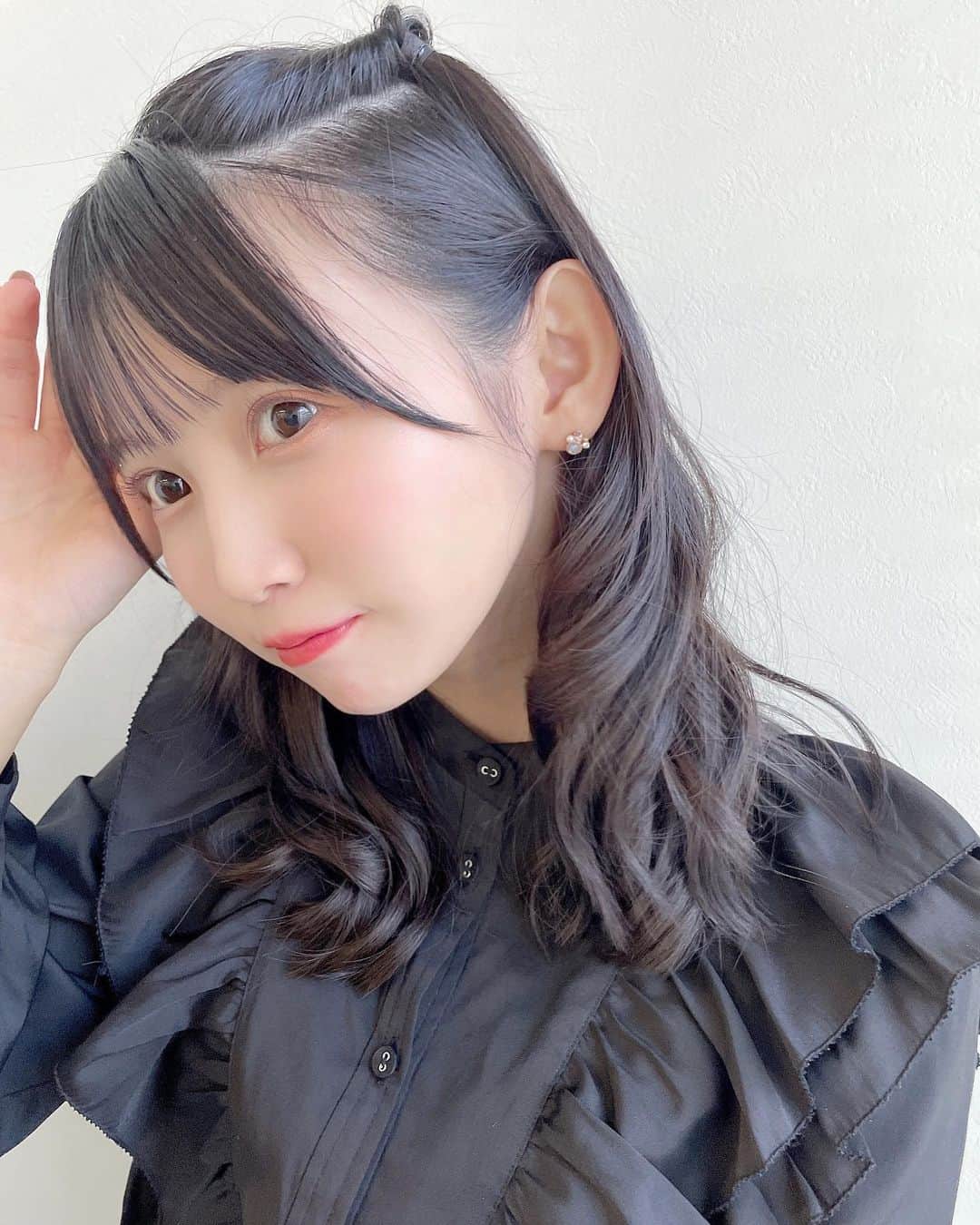 雪村花鈴さんのインスタグラム写真 - (雪村花鈴Instagram)「🐈‍⬛🖤 . 最近はナチュラルメイクにハマってますっ  眉毛は @une_fleur_anna さんにスタイリング&カラーしてもらいました！ カラーすると眉マスカラなしでいけるしとってもナチュラルなのでおすすめです☺️ ありがとうございました、！」9月24日 22時50分 - yukimura_karin